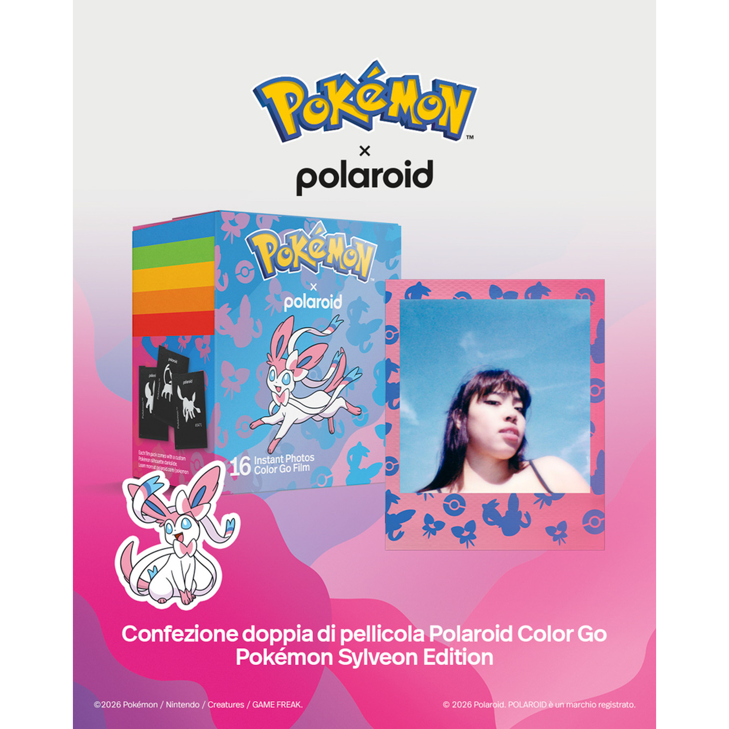 Scatola di pellicola Pokémon x Polaroid Sylveon e foto con bordo rosa di una donna sotto il cielo azzurro.