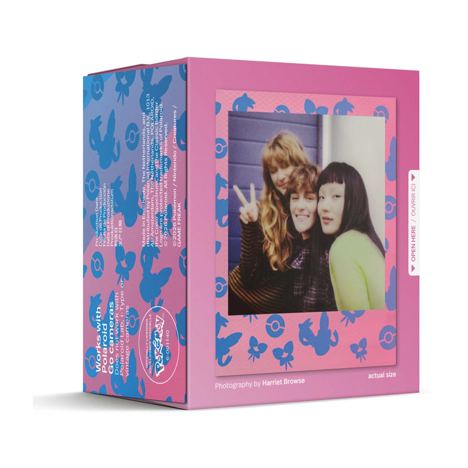 Scatola di pellicola Polaroid rosa e blu con motivo Pokémon e foto di tre donne sorridenti.