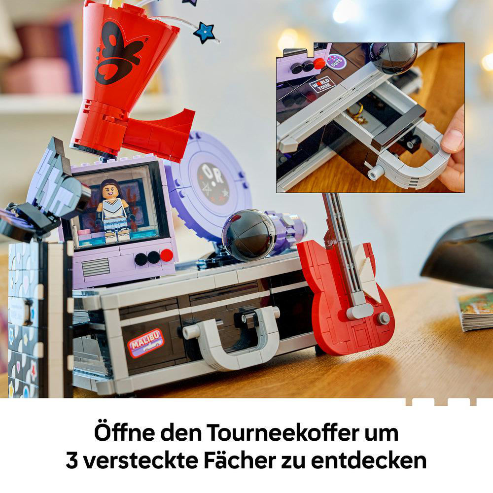 Lego-Tourkoffer mit Gitarre, Mikrofon, Bildschirm und einem Inset, das ein geöffnetes Fach zeigt.