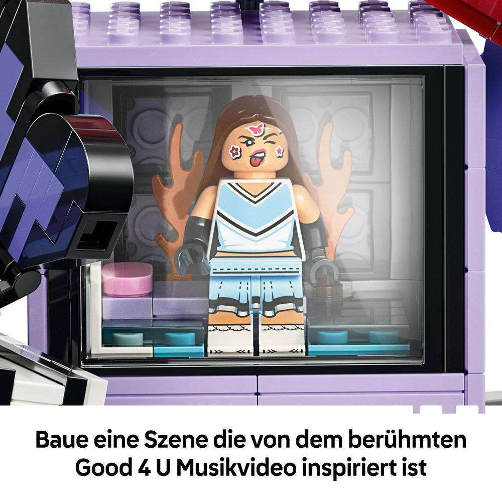 Lego-Minifigur mit buntem Gesicht und weiß-blauem Outfit in einem lilafarbenen Raum.