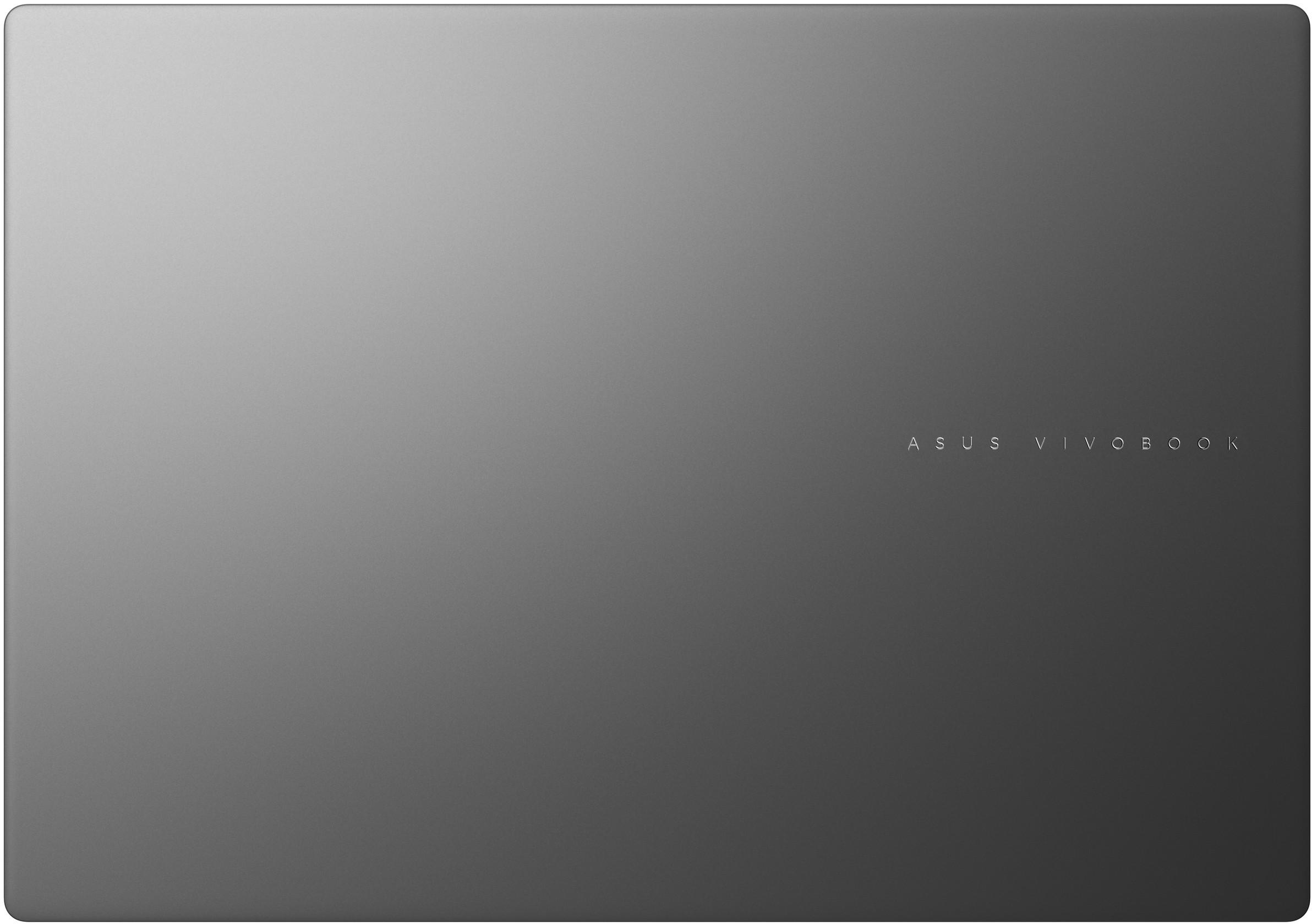 Egy Asus Vivobook laptop zárt, sötétszürke fedele, jobb oldalon elhelyezett ezüst logóval.