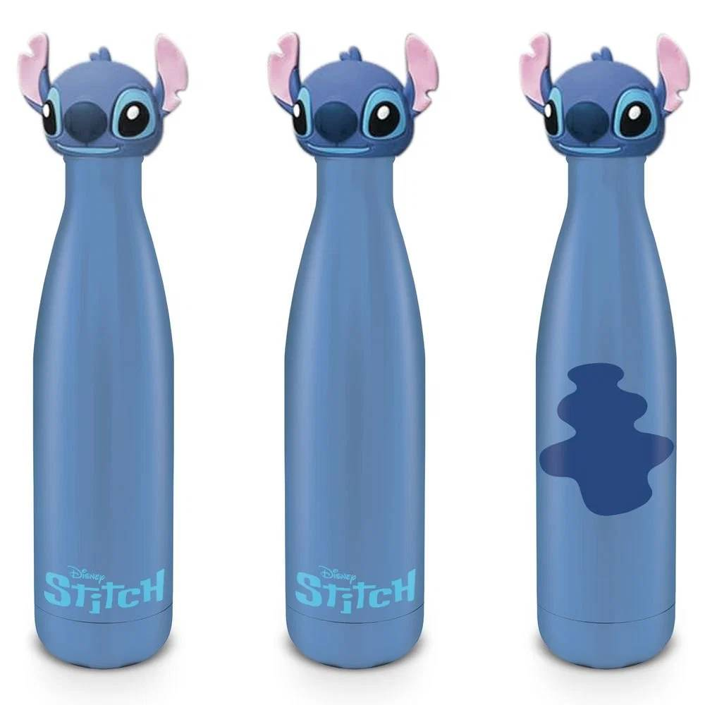 Tres botellas de agua azules con el diseño del personaje Stitch en la tapa, aisladas en blanco.
