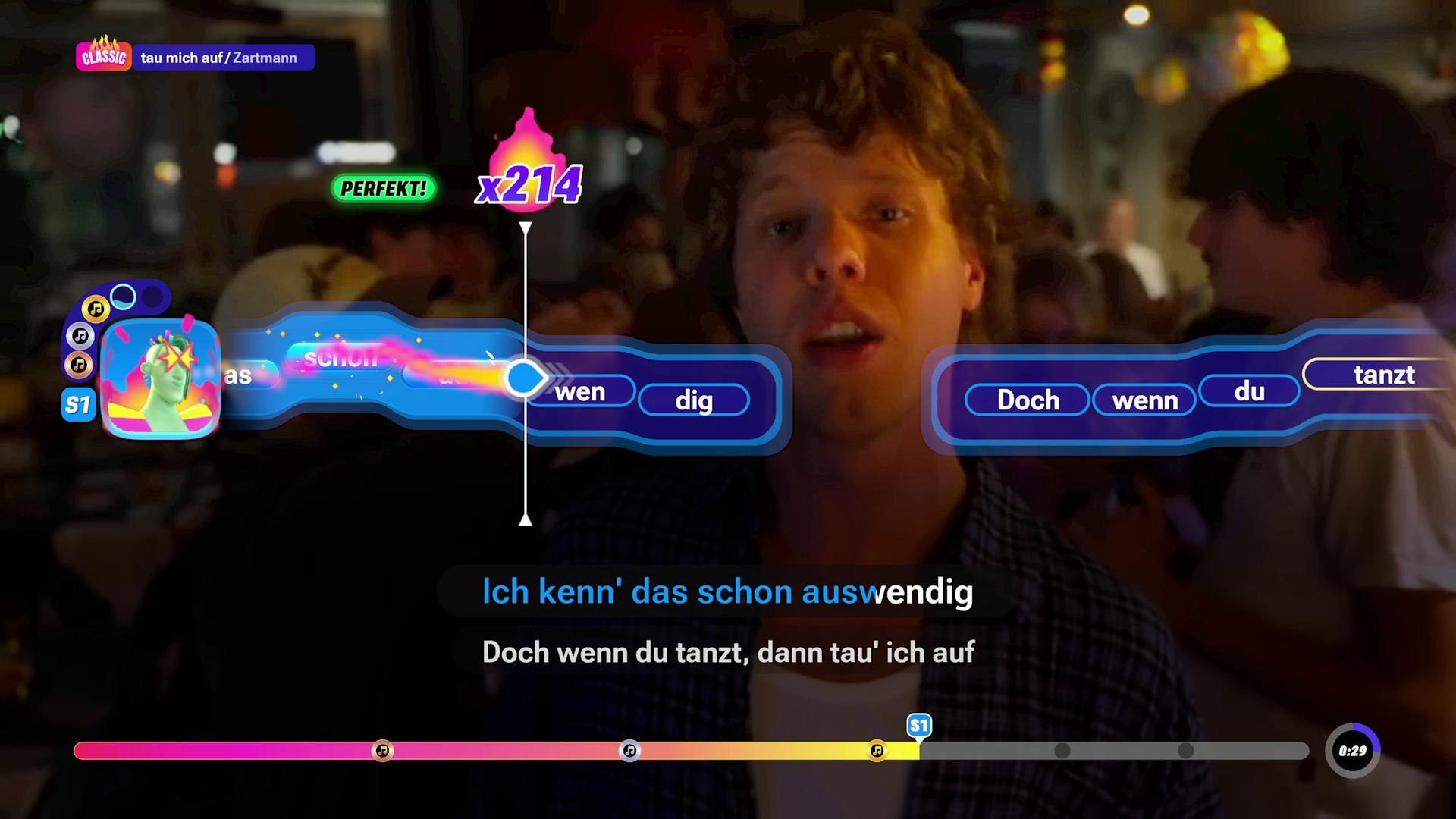 Ein Mann singt in einer Bar mit Karaoke-Overlay auf dem Bildschirm.