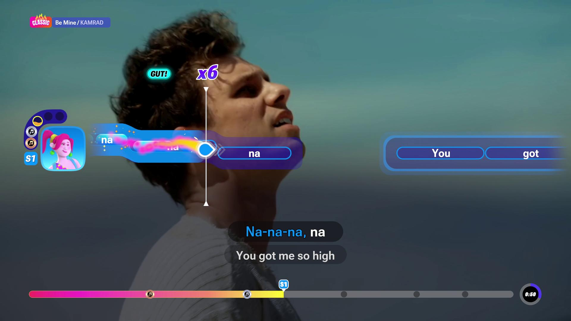 Mann singt karaoke im Spiel mit Liedtexten und grafischen Elementen.