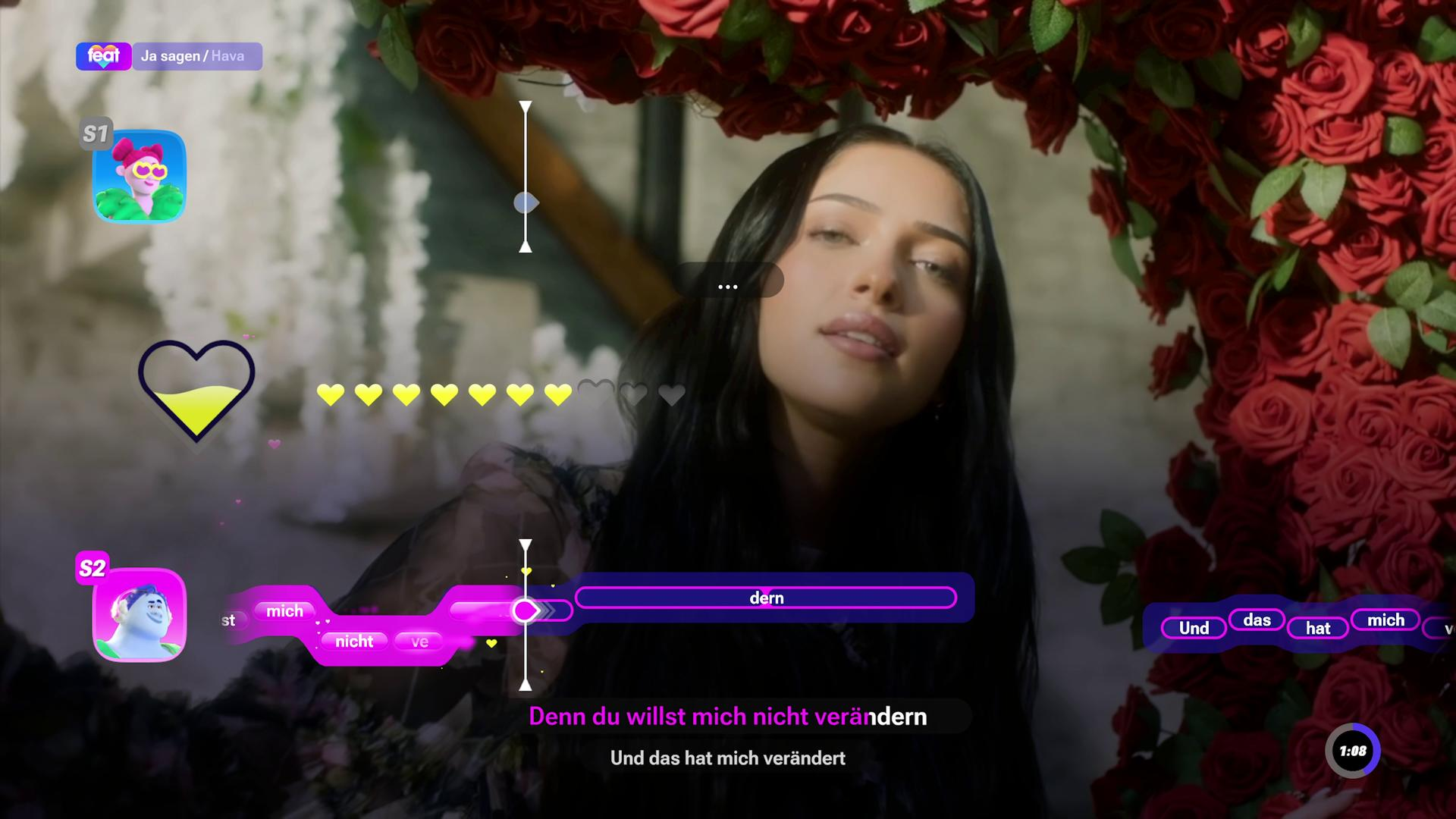 Eine dunkelhaarige Sängerin vor roten Rosen mit Karaoke-Liedtexten auf dem Bildschirm.