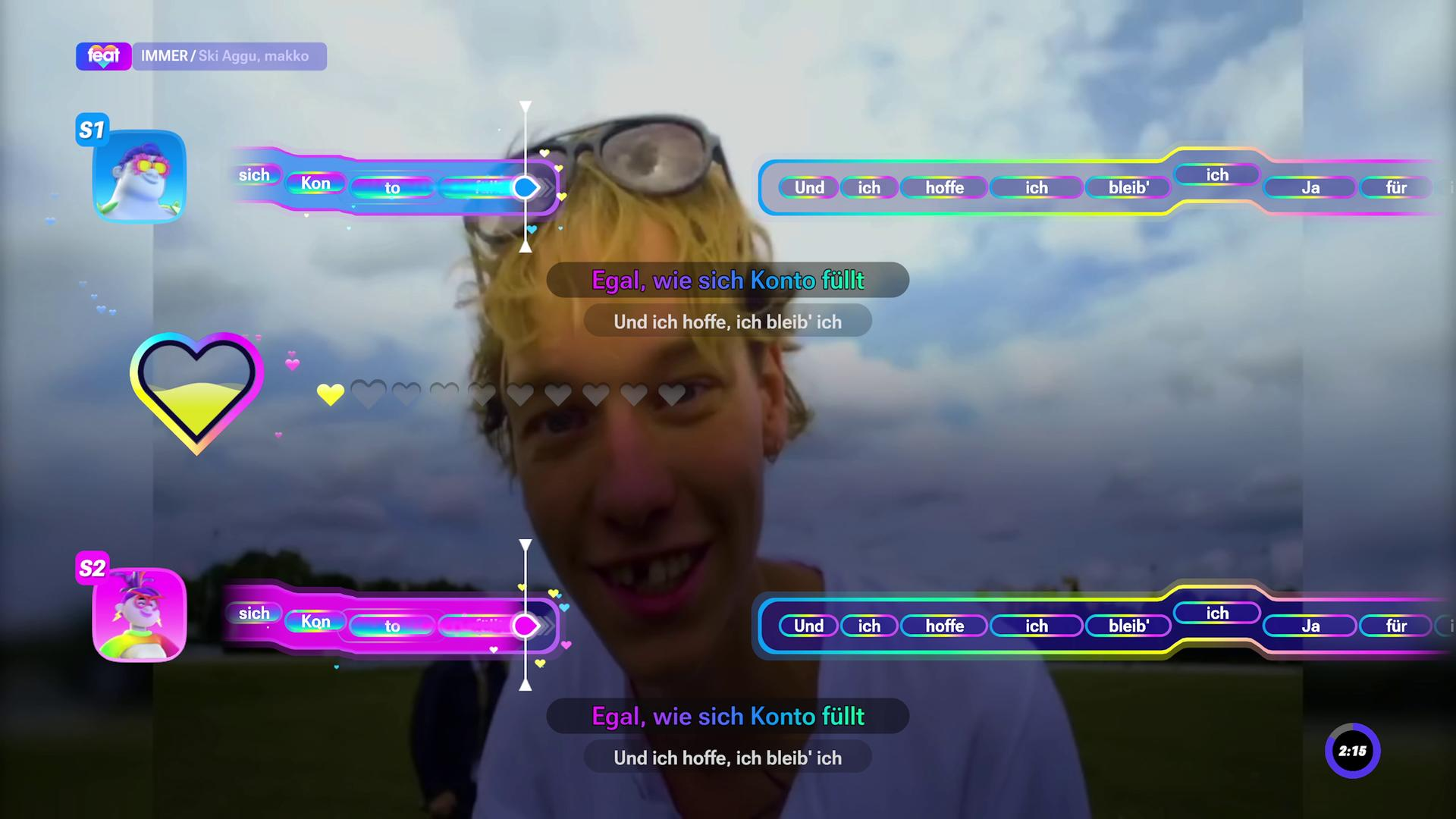 Ein blondes Gesicht lächelt vor einem Himmel mit Karaoke-Liedtexten und Herz-Symbol.