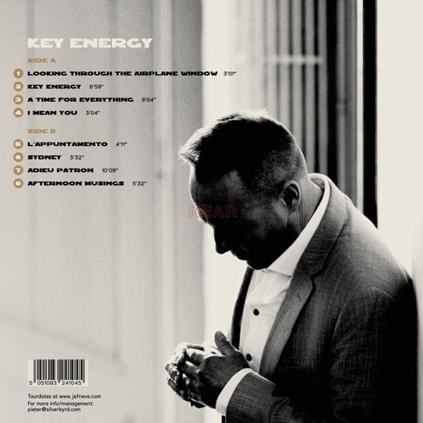 Ein Schwarz-Weiß-Albumcover zeigt einen Mann im Anzug mit einer Trackliste links.