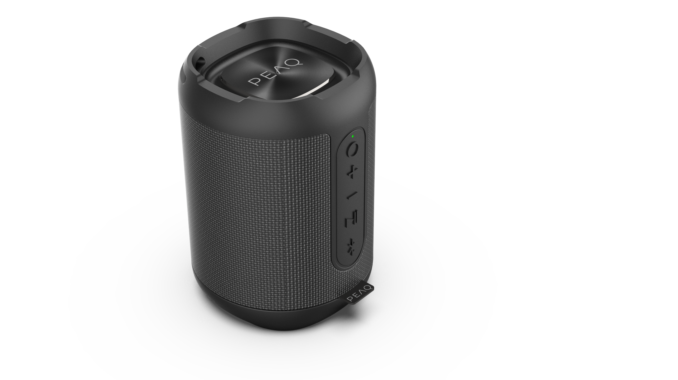 Ein zylindrischer schwarzer PEAQ-Bluetooth-Lautsprecher mit Stoffbezug und Knöpfen an der Seite steht auf schwarzem Hintergrund.