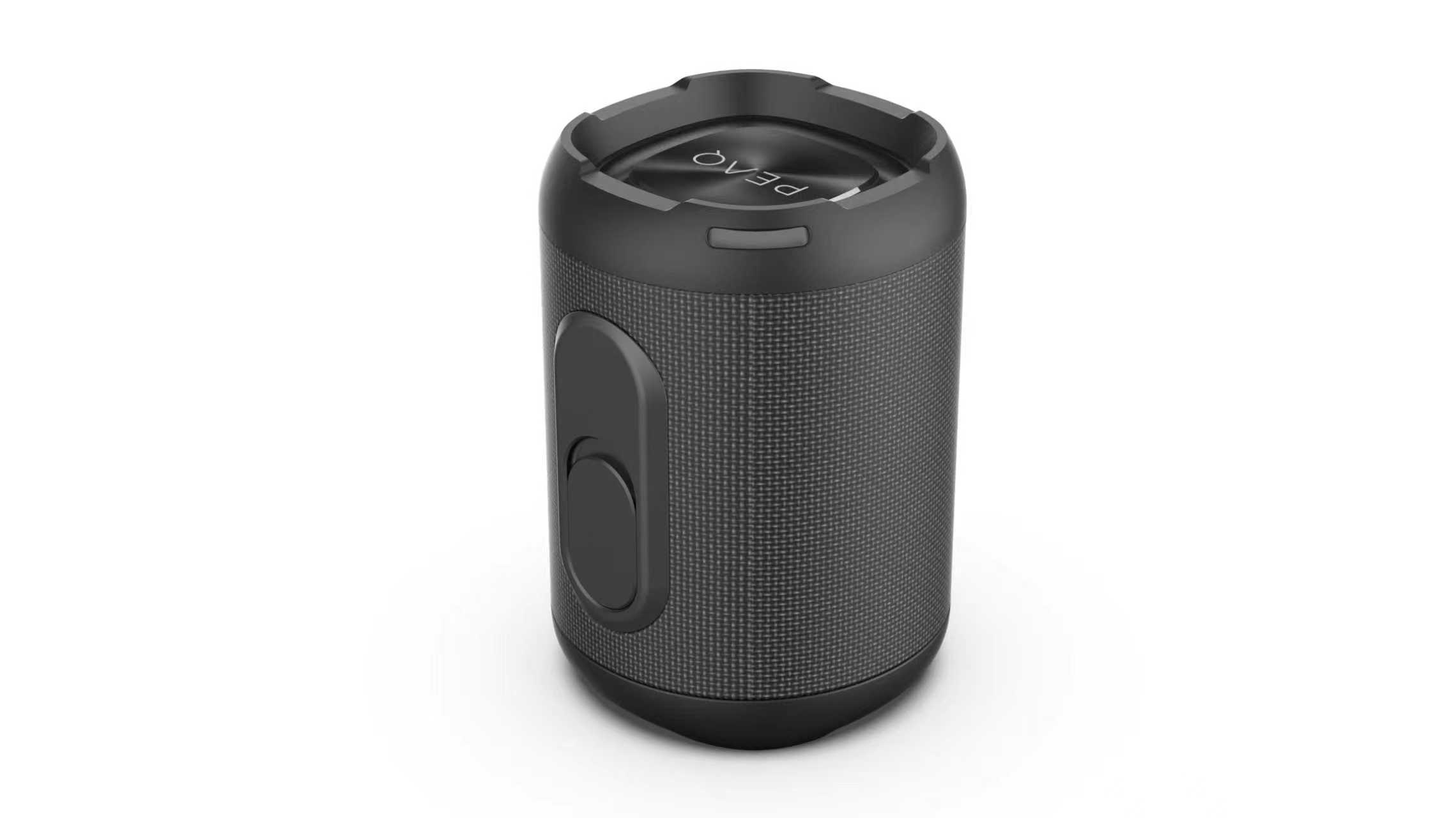 Ein zylindrischer schwarzer Bluetooth-Lautsprecher mit Mesh-Gewebe, Markenlogo oben und vertikaler Taste an der Seite.