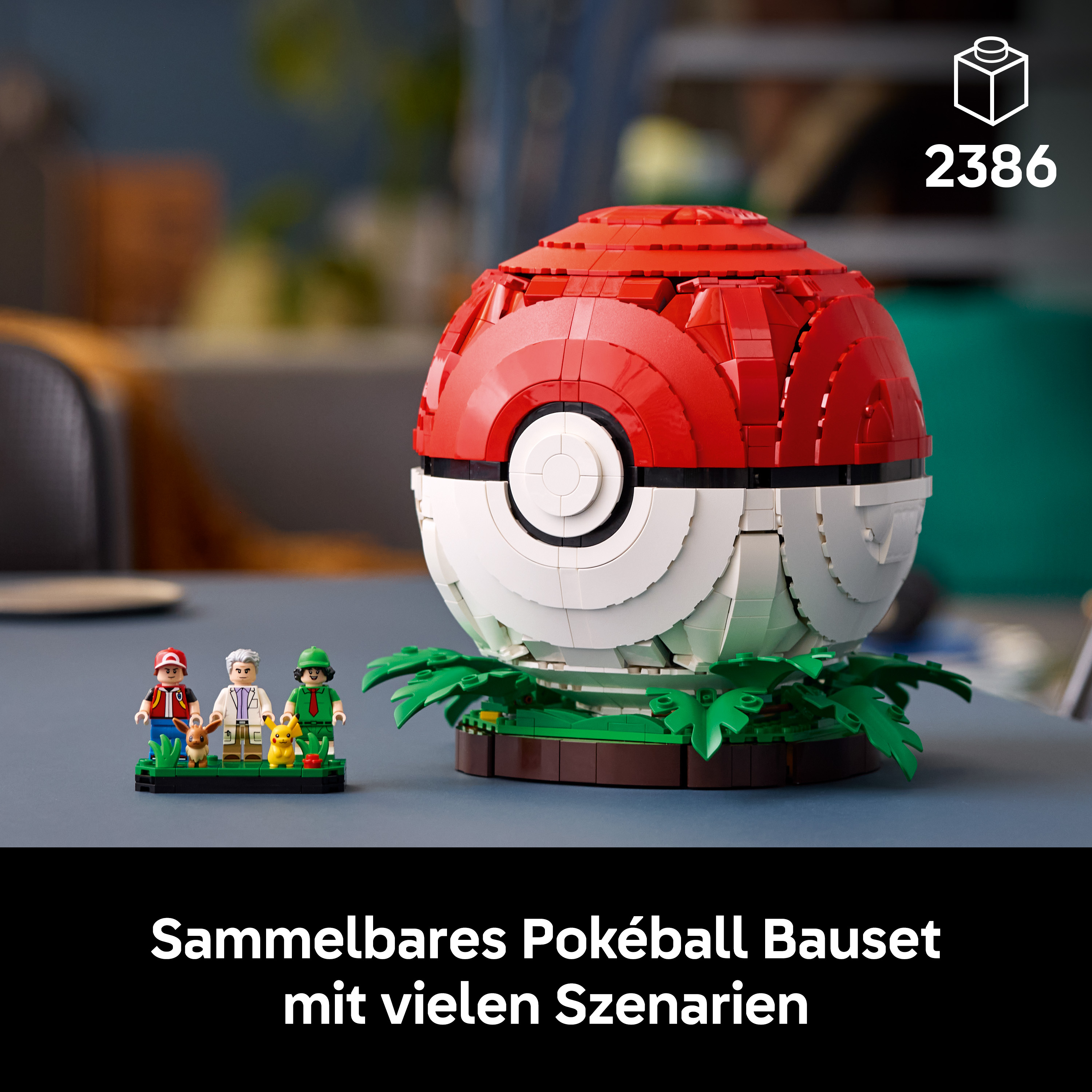 Ein großer roter und weißer Lego-Pokéball mit kleinen Figuren daneben auf einem Tisch.