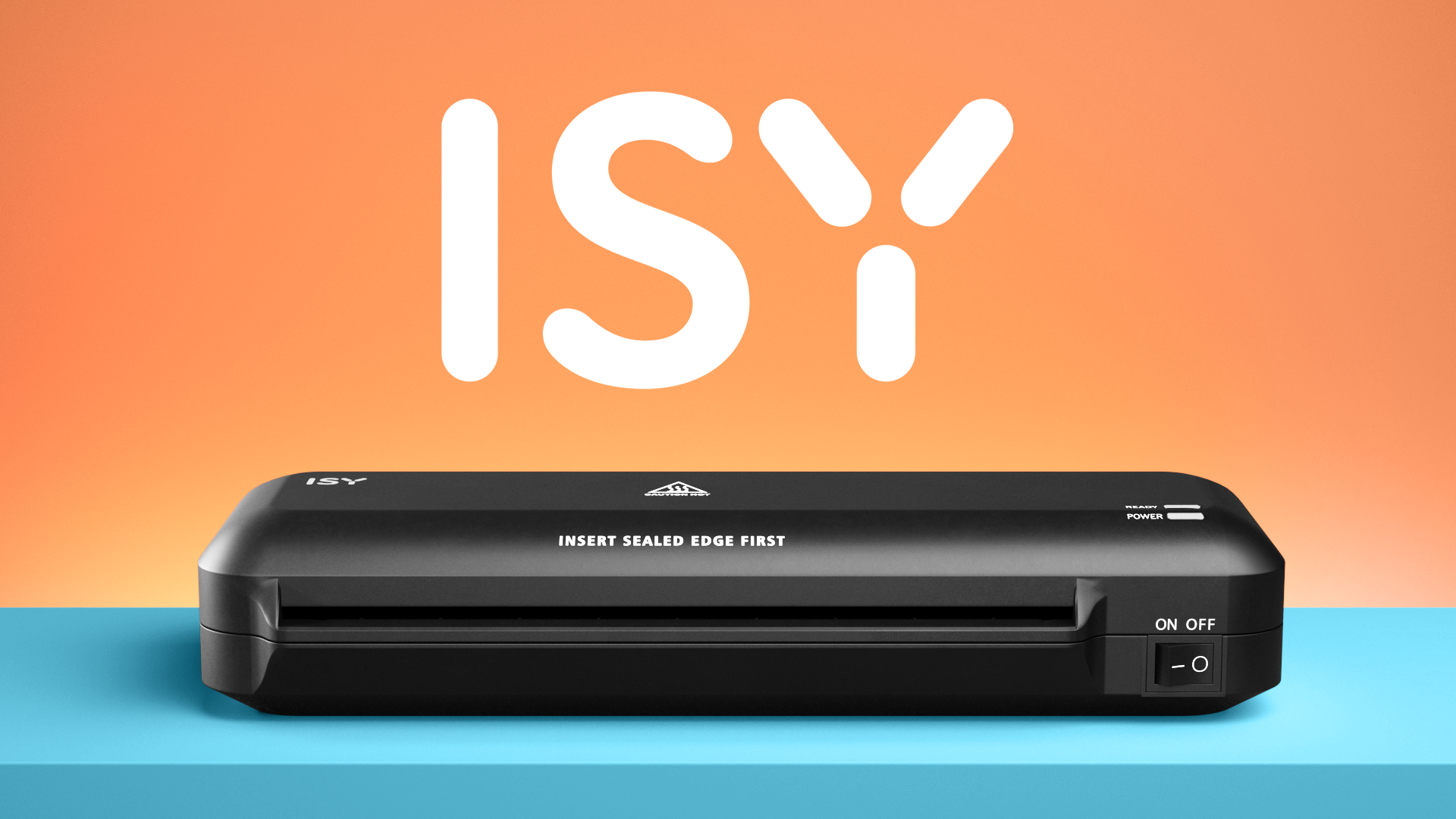 Ein schwarzes Laminiergerät steht auf blauem Untergrund vor orangefarbenem Hintergrund mit der Aufschrift ISY.