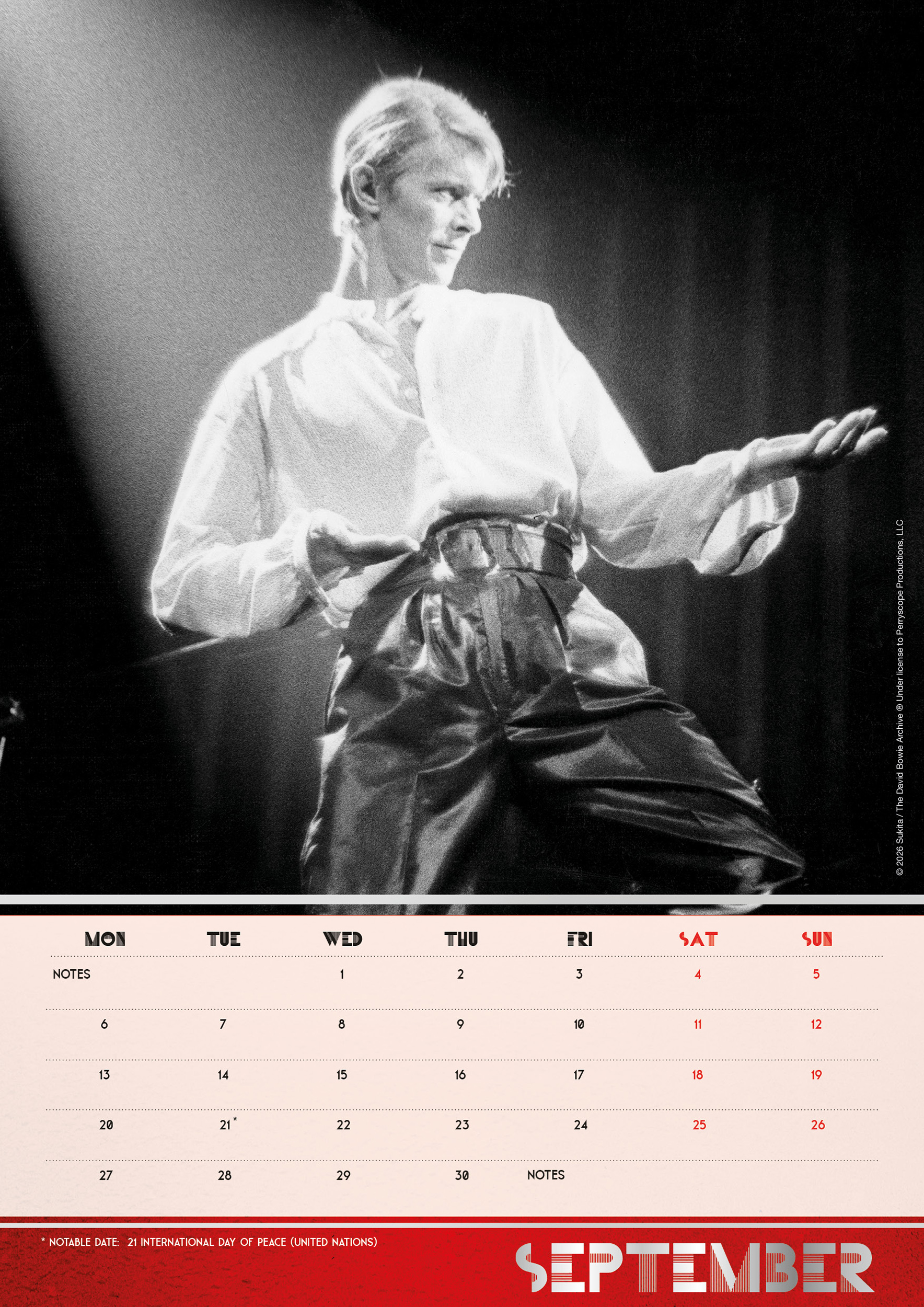 Fekete-fehér fotó David Bowieról világos ingben a színpadon, alatta egy szeptembri naptárral.