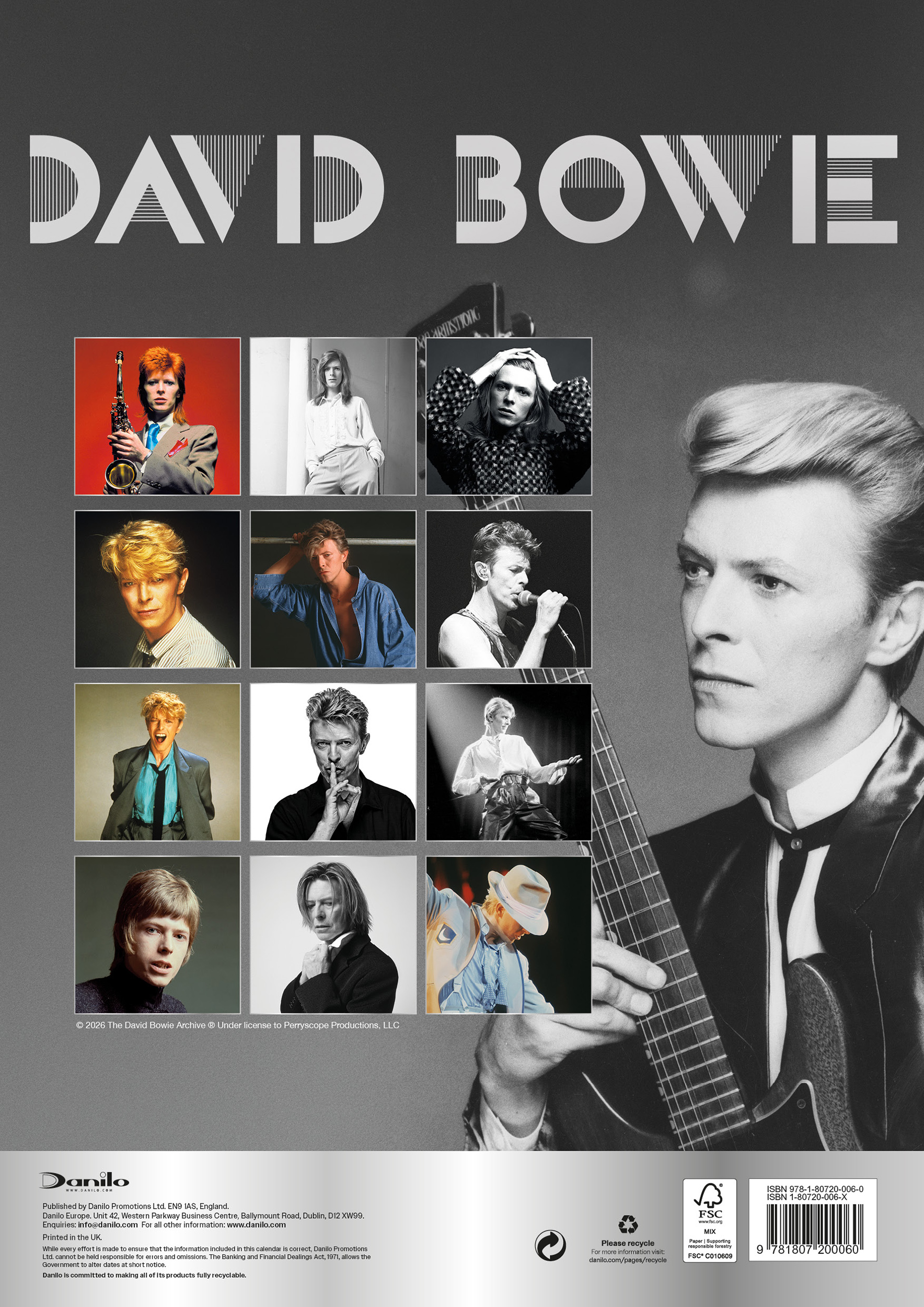 David Bowie naptár hátlapja tizenkét kis fotóval és egy nagy portréval, amely gitárt tart.