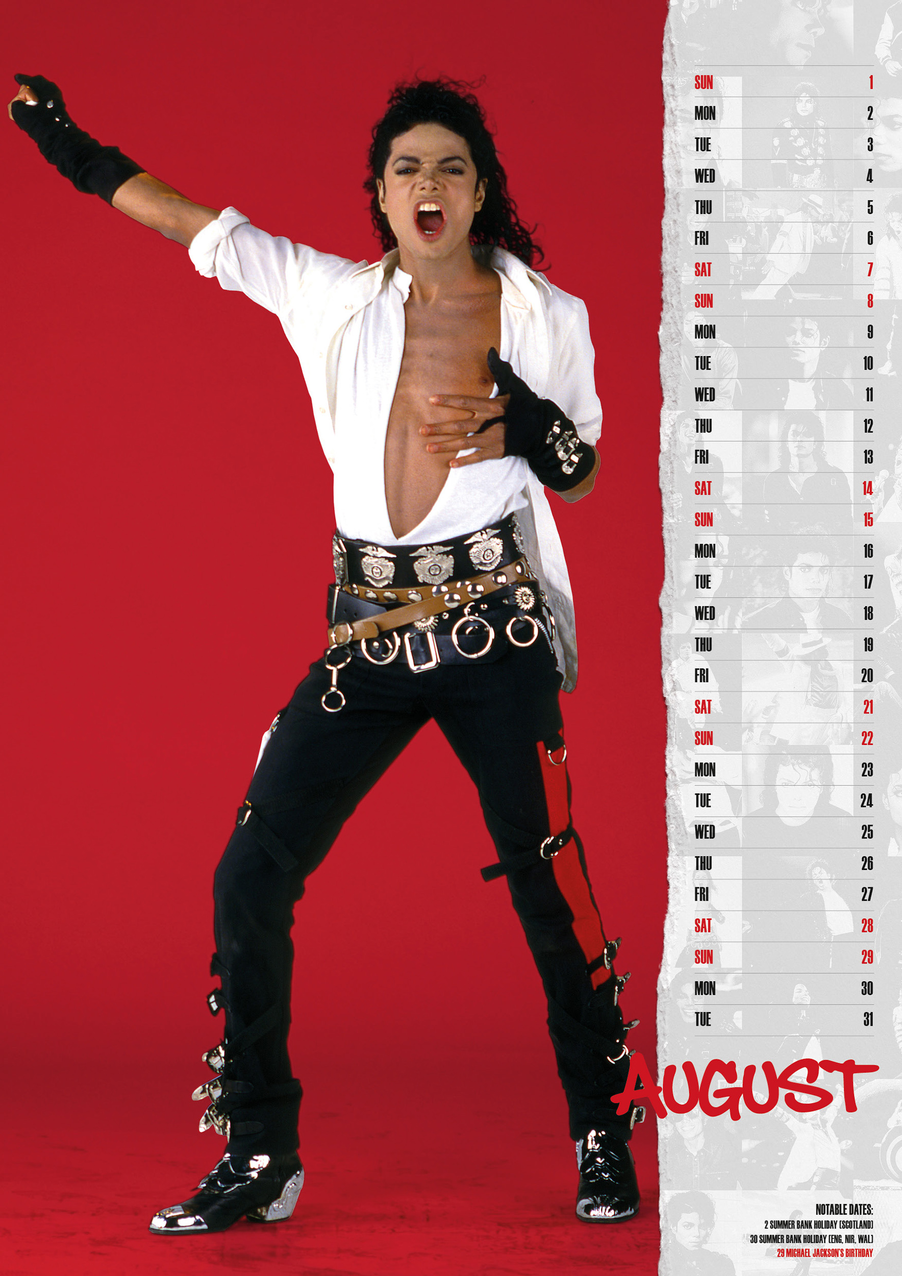 Michael Jackson dinamikus pózban vörös háttér előtt, egy augusztusi naptár mellett.