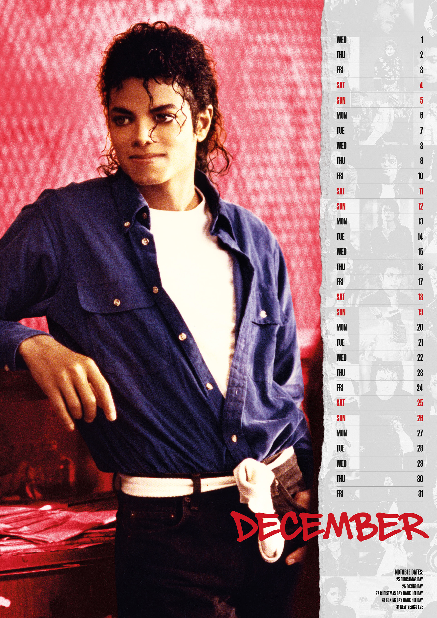 Michael Jackson kék ingben, decemberi naptároldallal, piros háttér előtt.