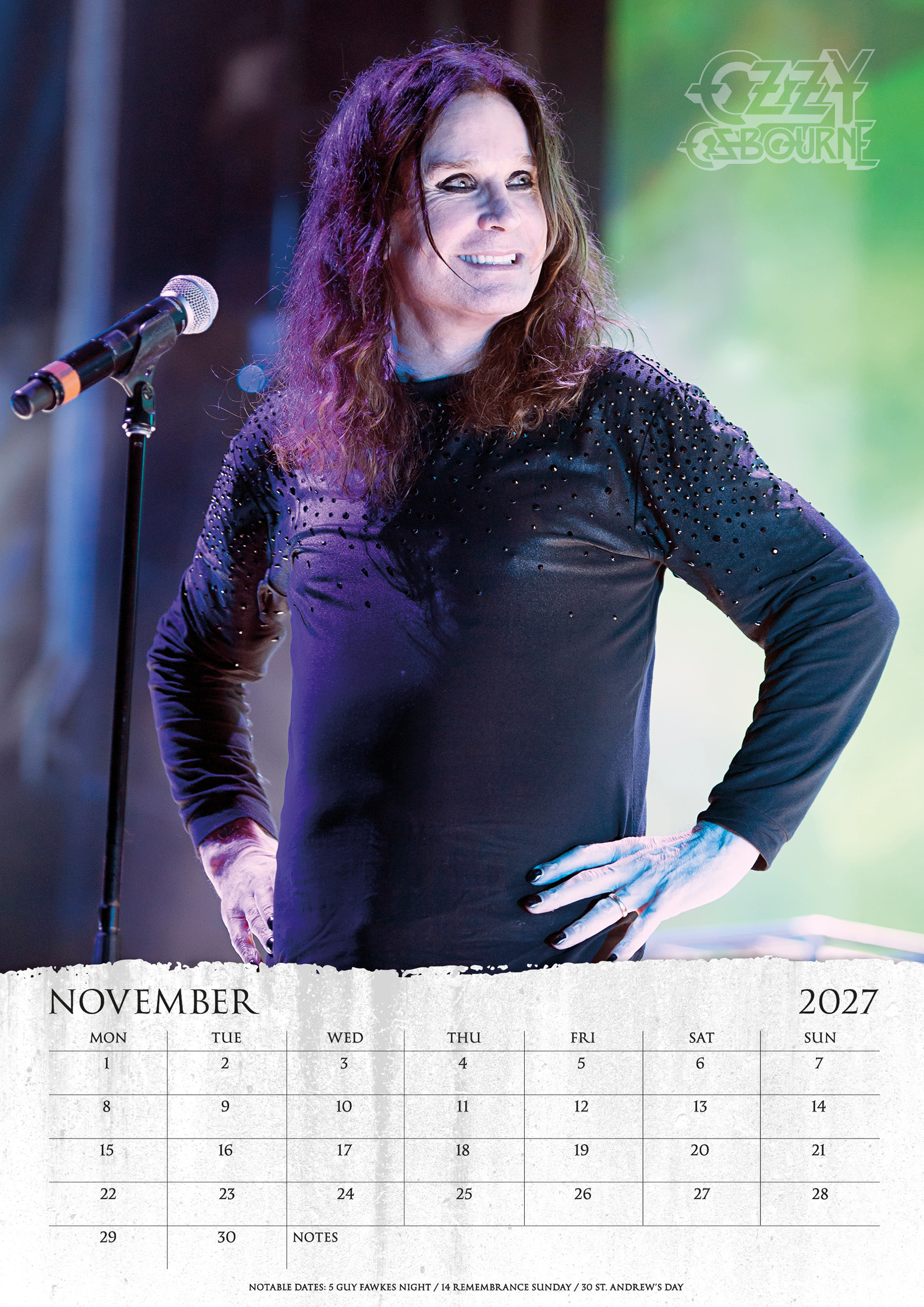 Ozzy Osbourne a színpadon mikrofonnal egy 2027. novemberi naptár felett.