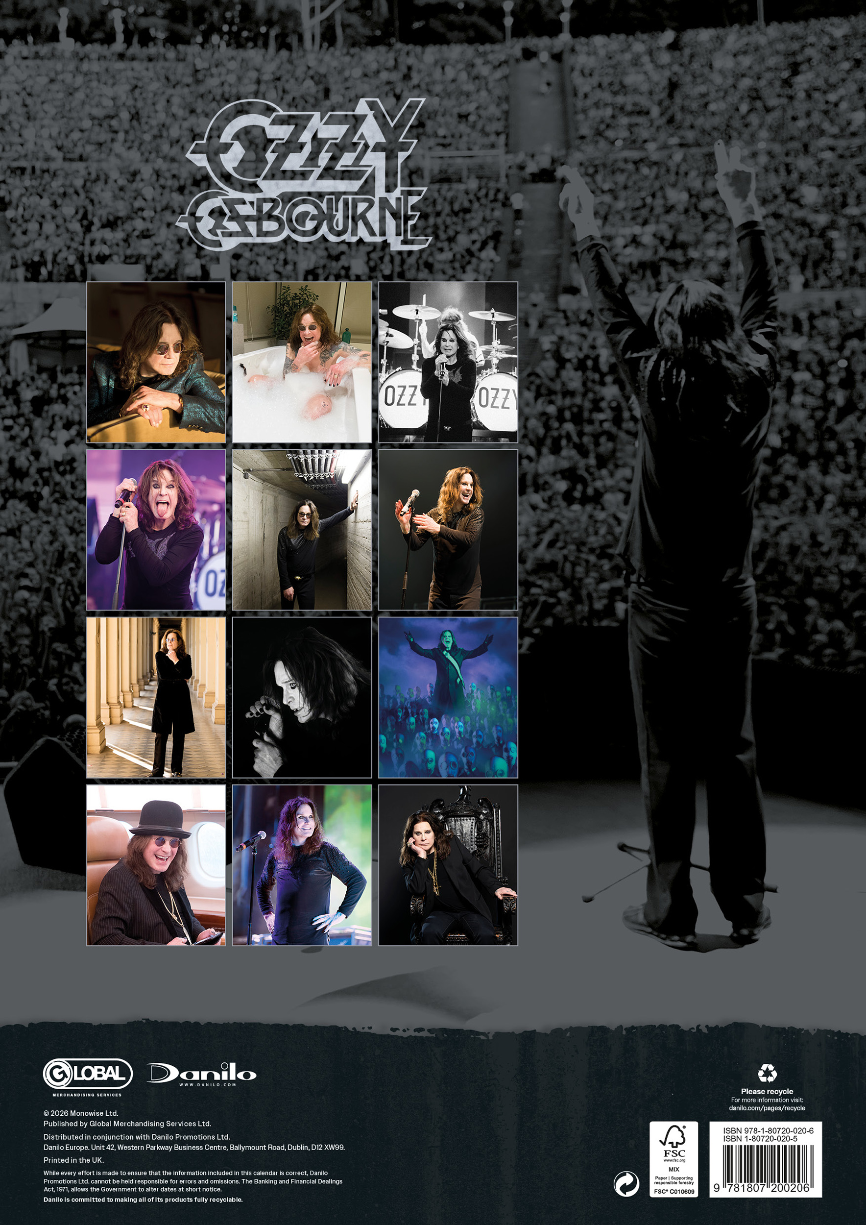 Egy Ozzy Osbourne-plakát fotó-kollázzsal és egy nagy fekete-fehér képpel a színpadon.