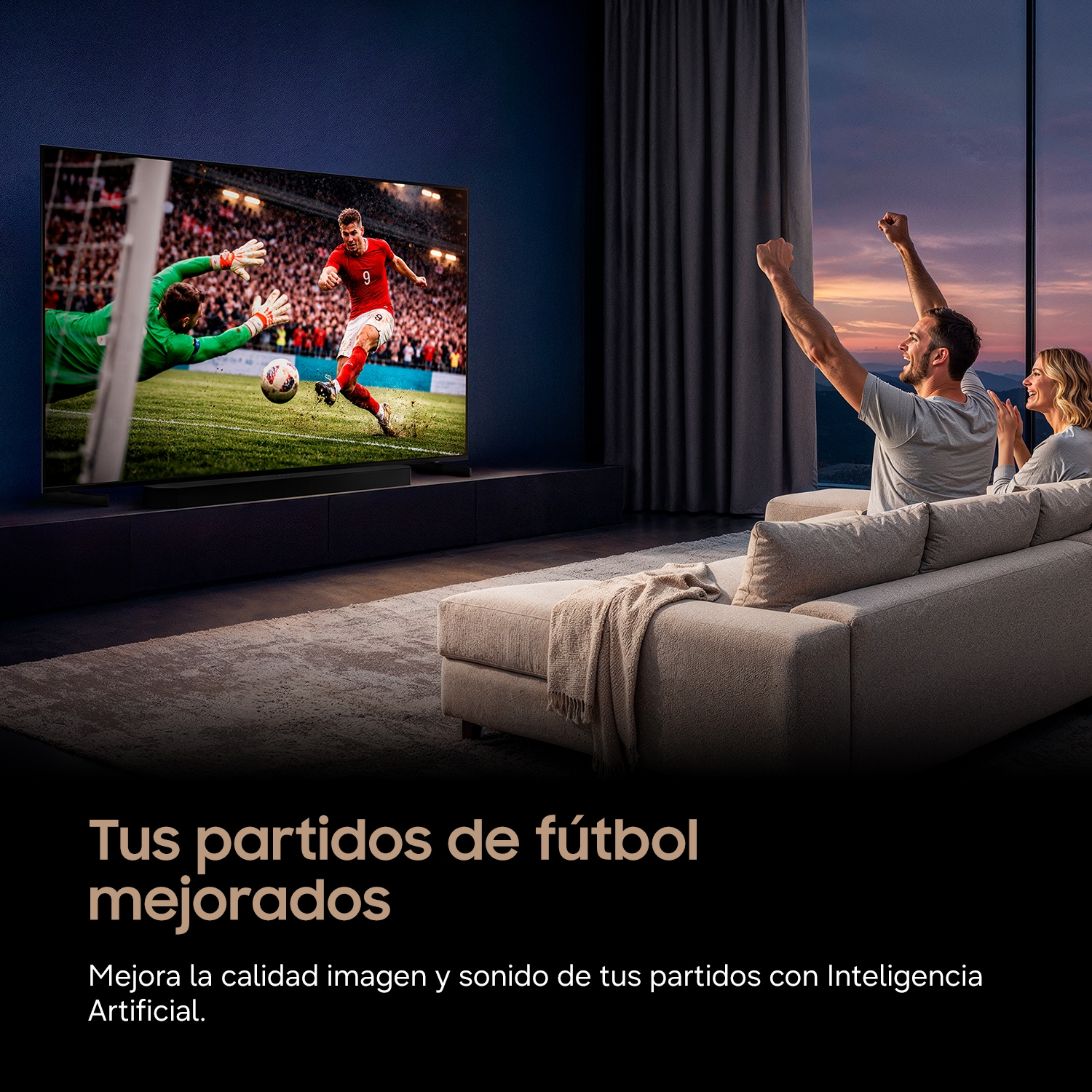 Una pareja celebra viendo un partido de fútbol en un televisor grande.