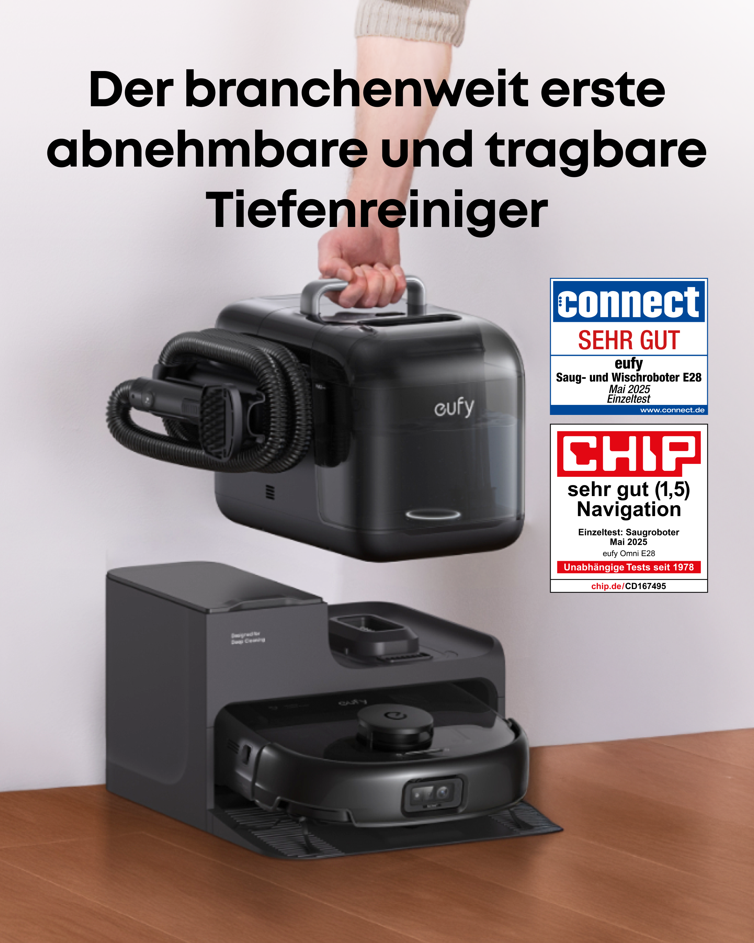 Hand hält einen tragbaren Tiefenreiniger über einer eufy Reinigungsstation mit Saugroboter.