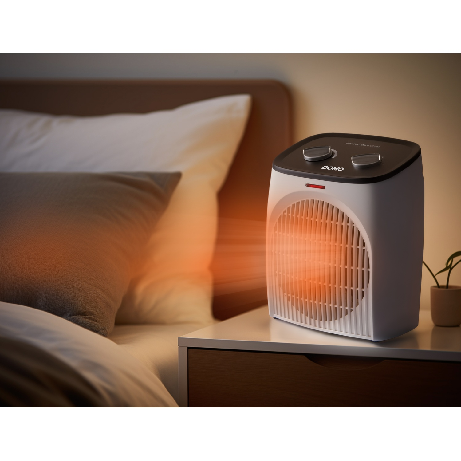 Een wit-zwarte ventilatorkachel staat op een nachtkastje en blaast warme lucht in een slaapkamer.