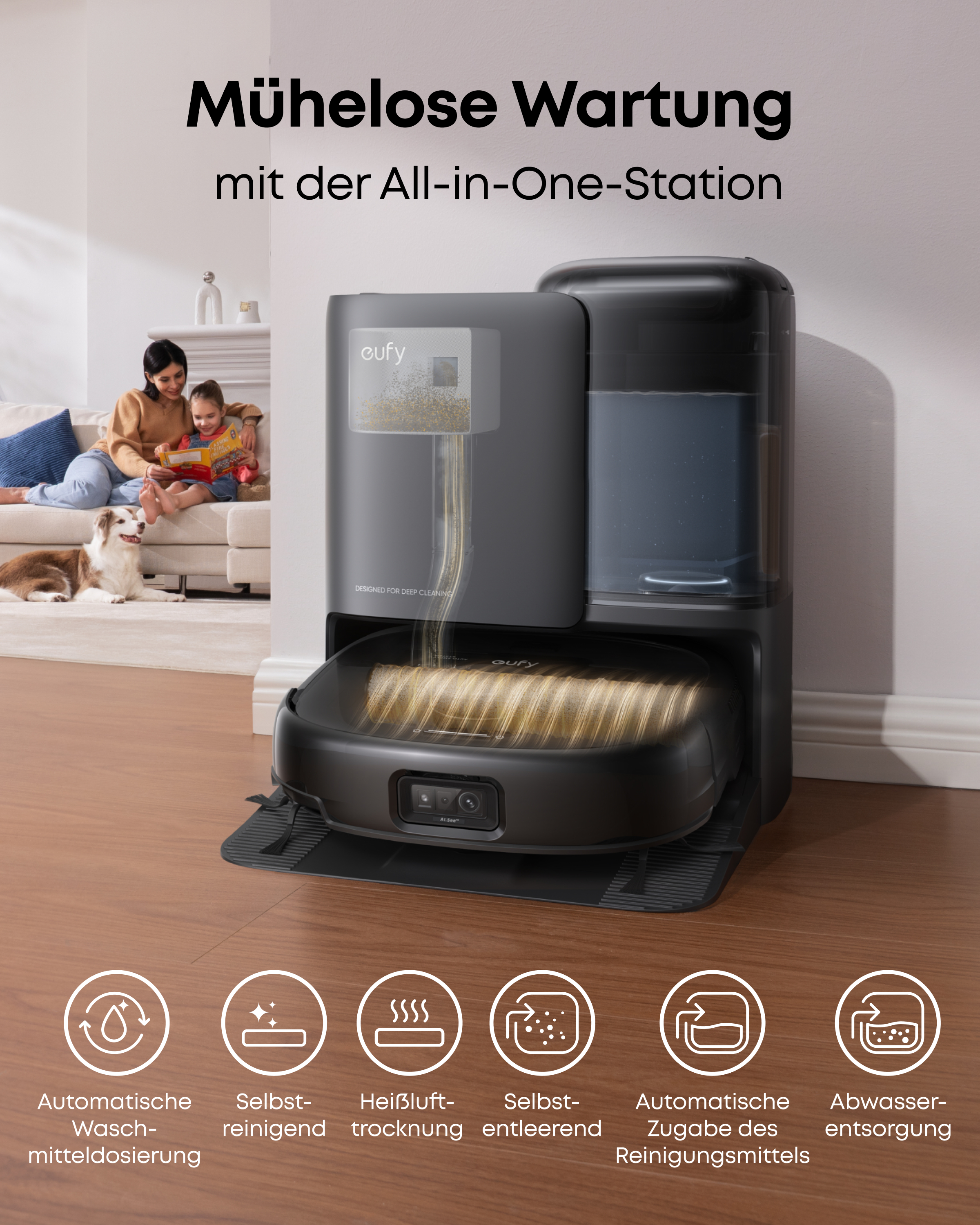 Eufy Saugroboter in All-in-One-Station auf Holzboden, im Hintergrund lesen Mutter und Kind auf einem Sofa.