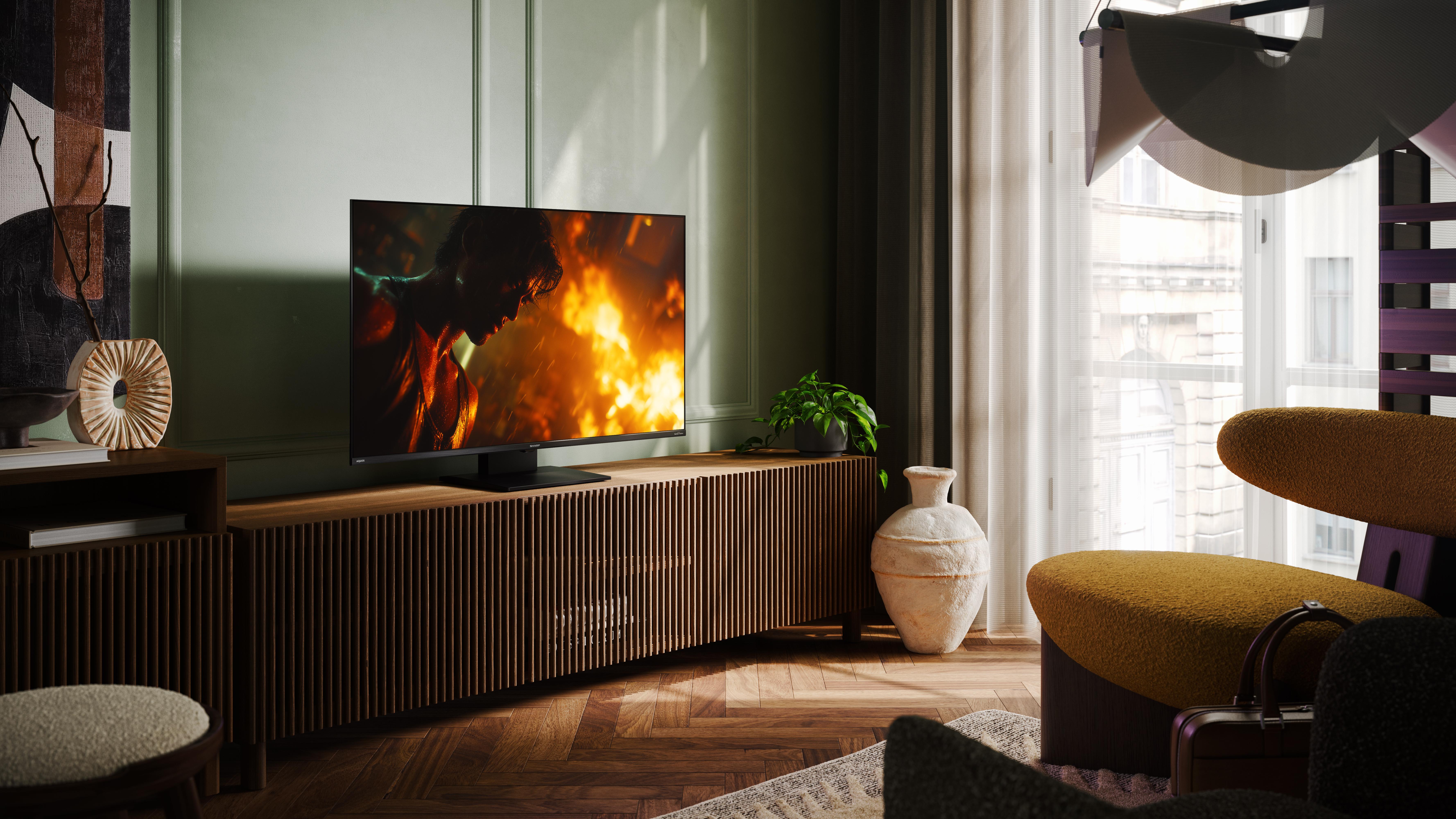 Stylowy salon z zieloną boazerią, drewnianą szafką, nowoczesnym telewizorem z ogniem i żółtym fotelem.