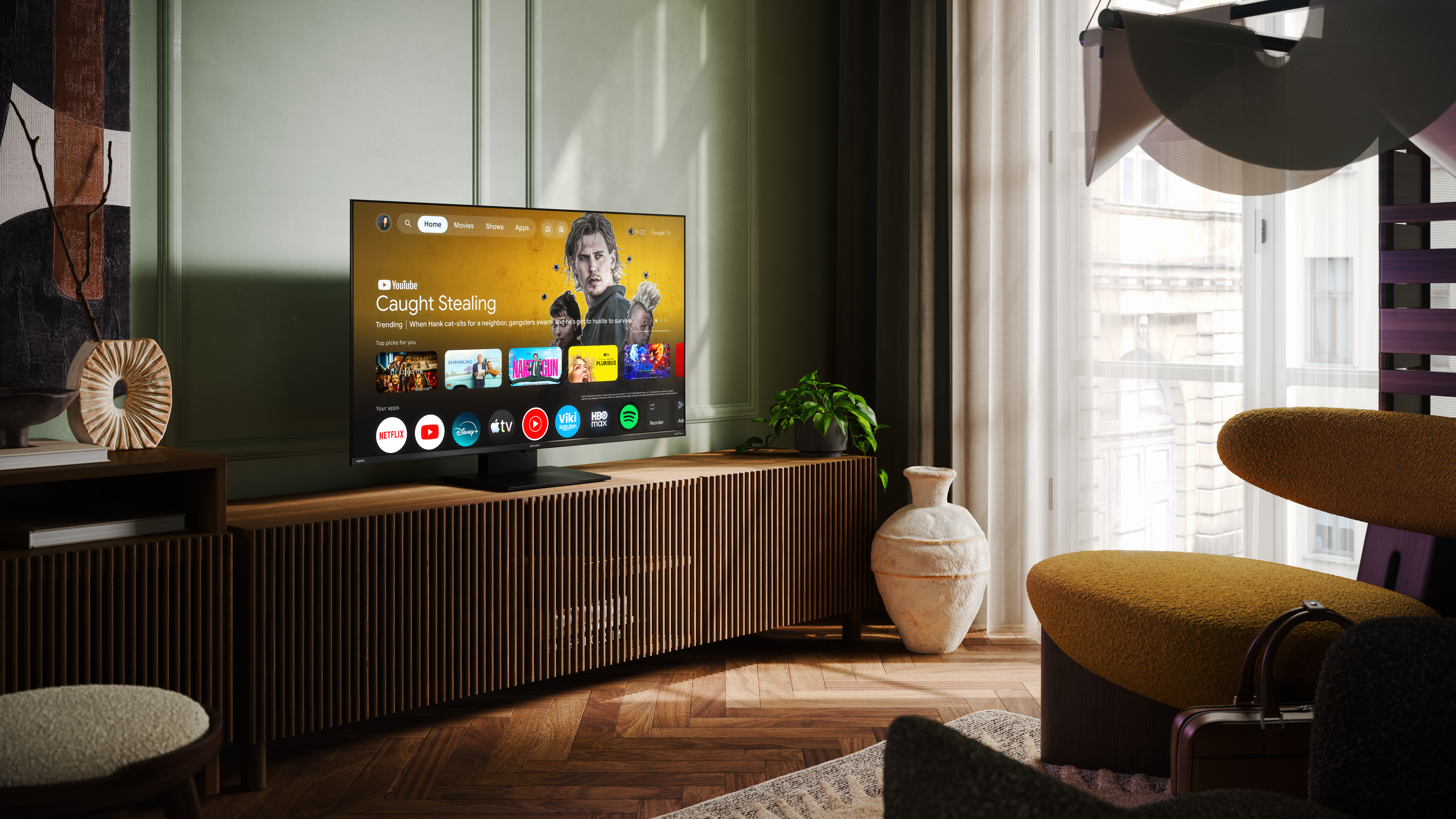 Telewizor z interfejsem smart TV stoi na drewnianej szafce w jasnym, stylowym salonie.