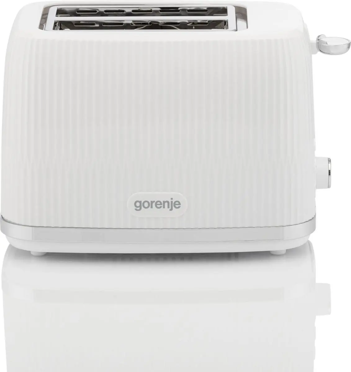 Modern fehér Gorenje kenyérpirító bordázott dizájnnal és ezüst alappal egy tükröződő felületen.