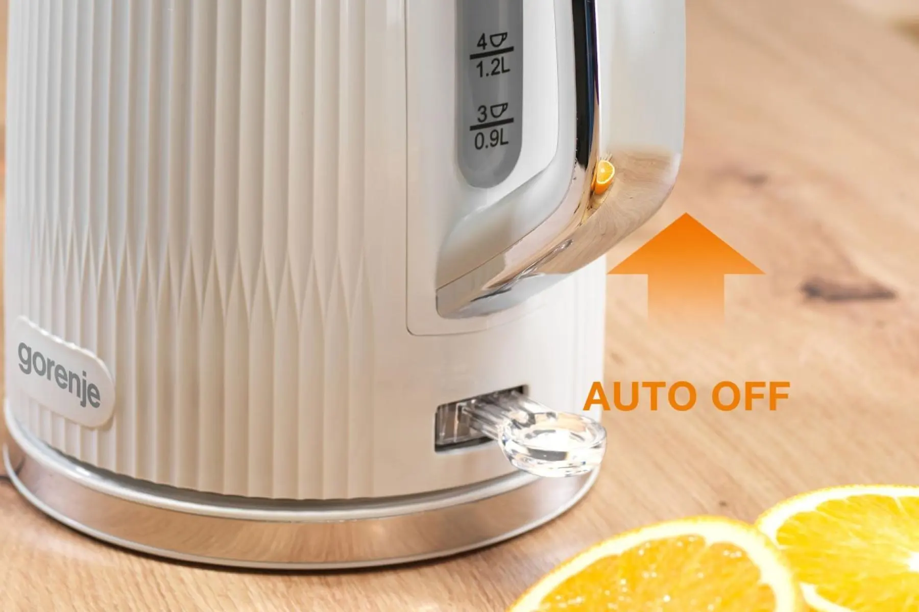 Fehér Gorenje elektromos vízforraló vízszintjelzővel és automatikus kikapcsolással fa felületen.