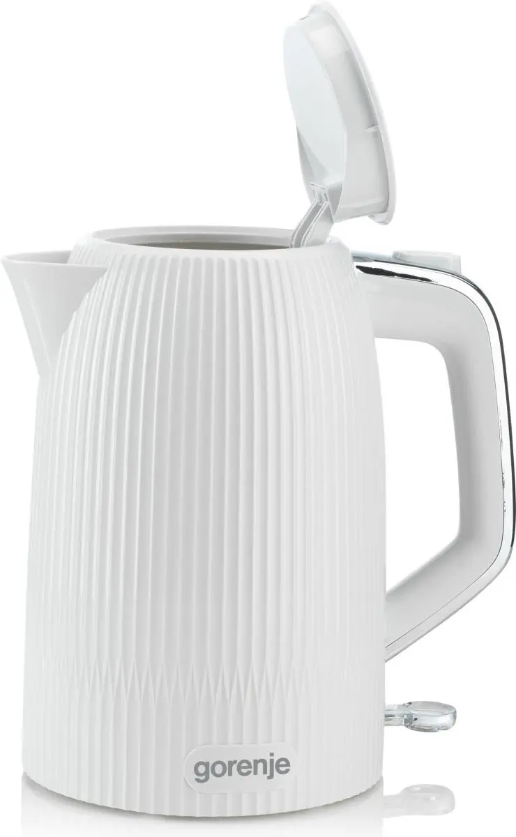 Egy fehér Gorenje vízforraló bordázott designnal és nyitott fedéllel fehér háttér előtt.