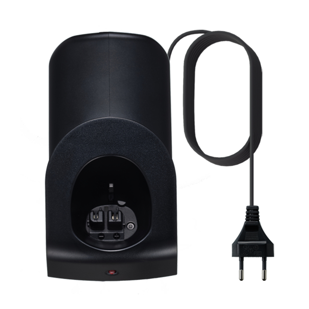 Schwarze Ladestation mit Anschluss und aufgerolltem Netzkabel mit Eurostecker.