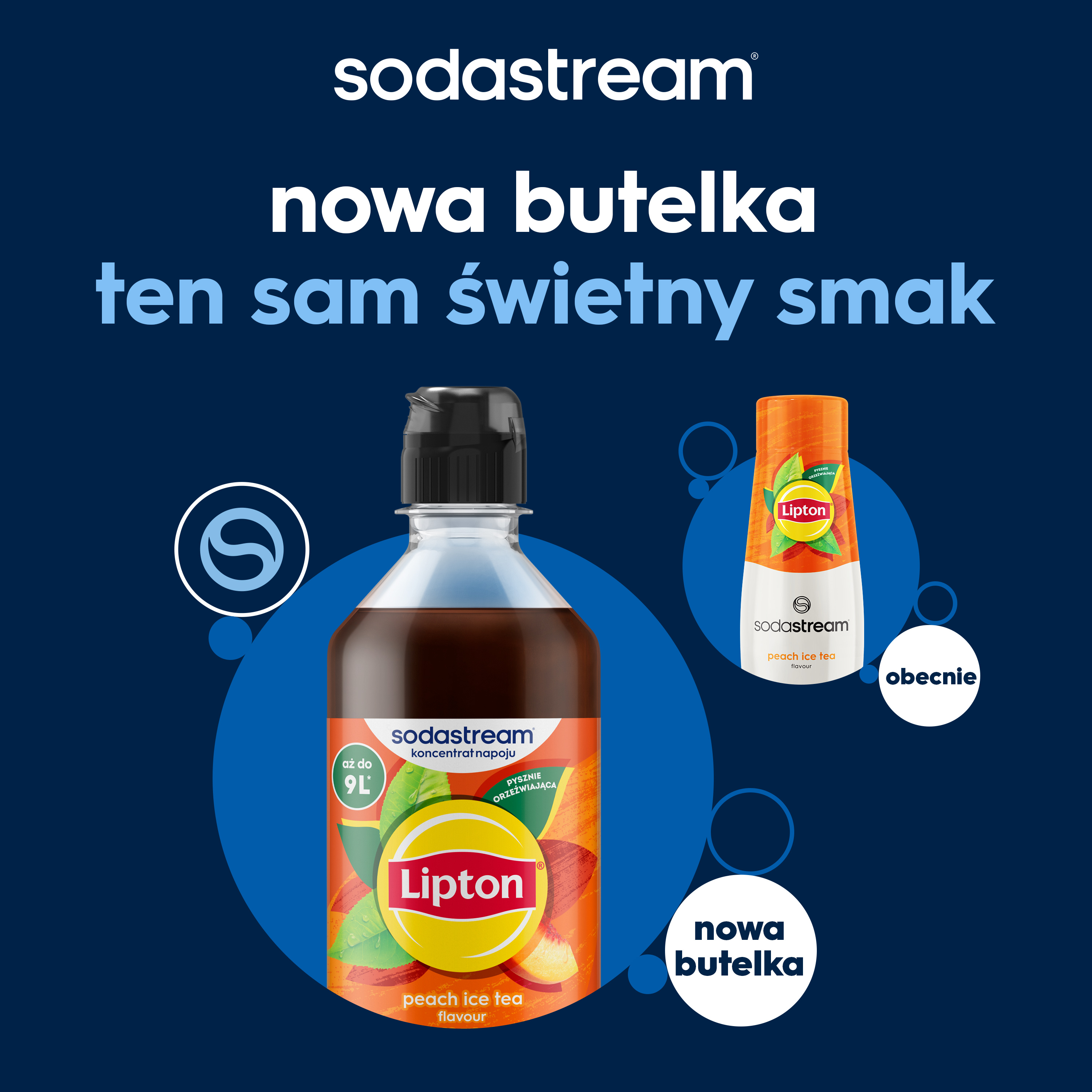 Syrop Sodastream Lipton o smaku brzoskwiniowym w nowej i starej butelce na niebieskim tle z polskim tekstem.