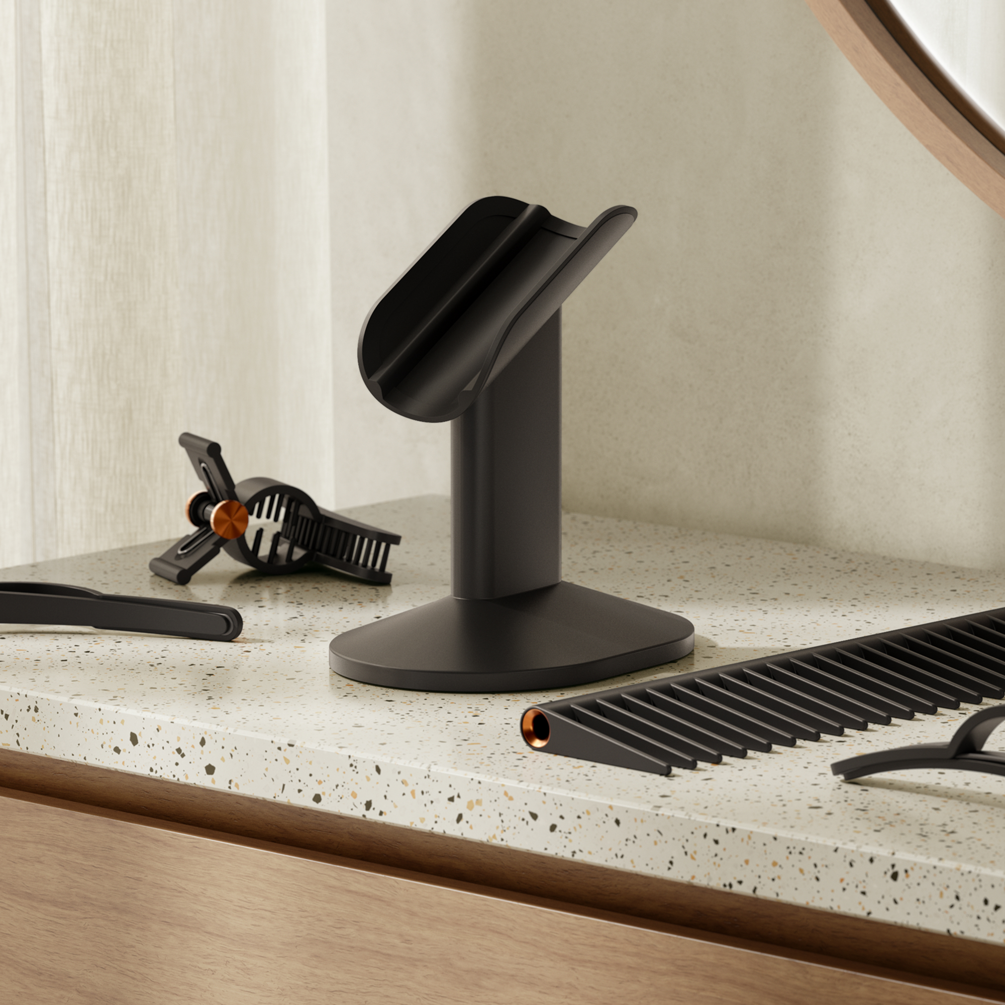 Un soporte para peinar el cabello negro y accesorios en una encimera moteada.