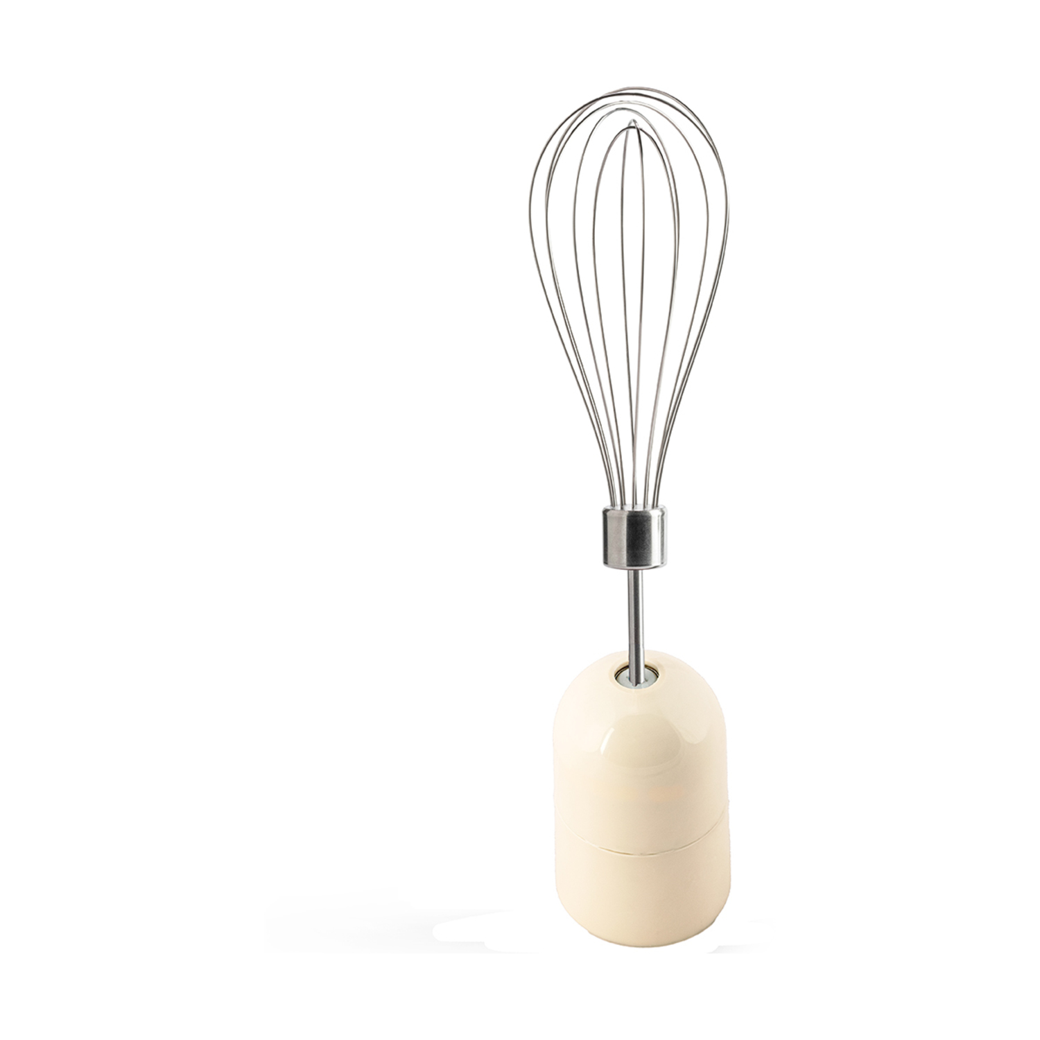 Un montalatte elettrico bianco con accessorio frusta in acciaio inossidabile su sfondo bianco.
