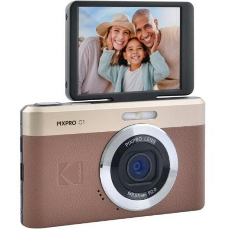 Una cámara digital Kodak Pixpro C1 beige y marrón con pantalla abatible que muestra un selfi familiar sonriente.