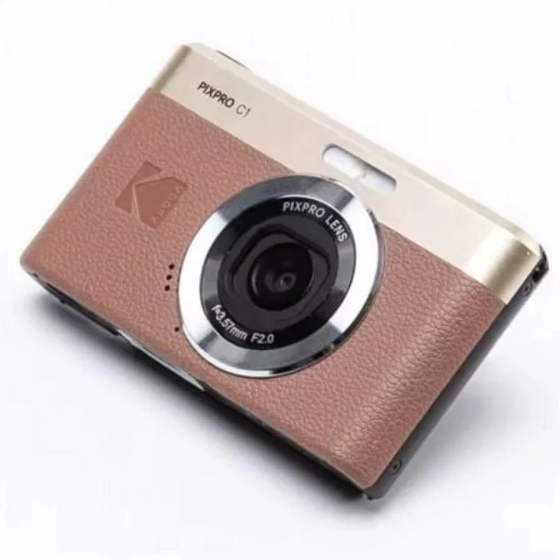 Una cámara compacta Kodak Pixpro C1 con cuerpo marrón efecto cuero y detalles dorados.