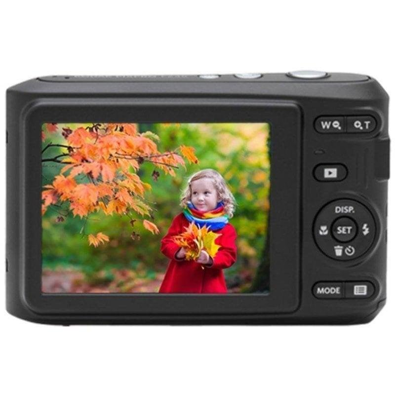 Una cámara digital negra muestra en su pantalla a un niño sosteniendo hojas de otoño.