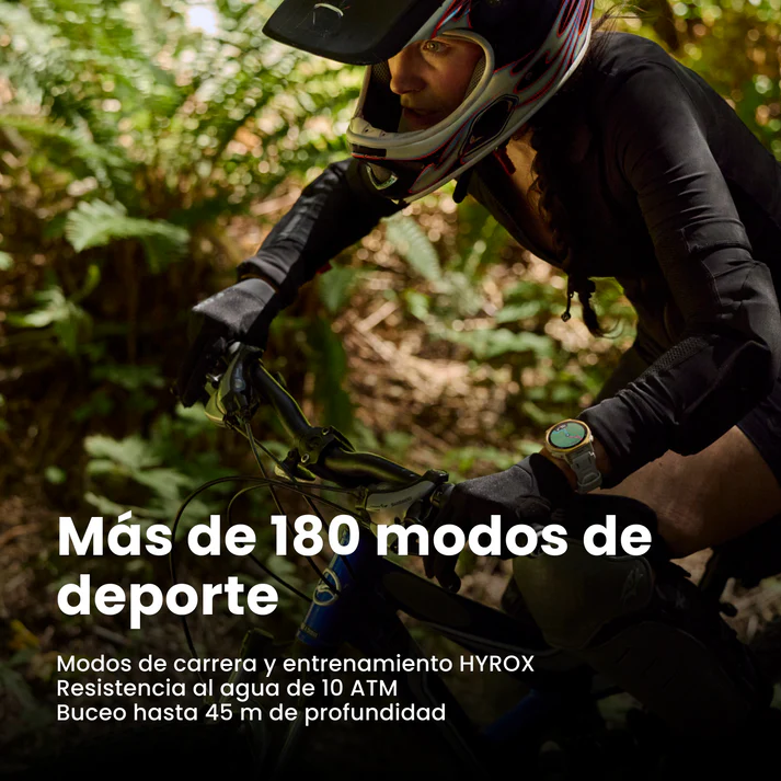 Una mujer con casco y equipo de protección monta en bicicleta de montaña en un bosque.