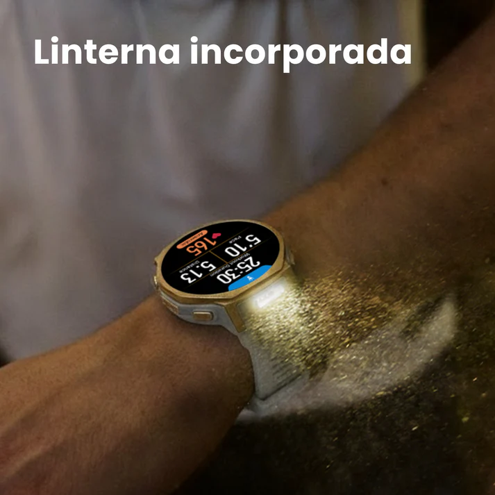 Un reloj inteligente en la muñeca enciende su linterna integrada, iluminando una zona oscura.
