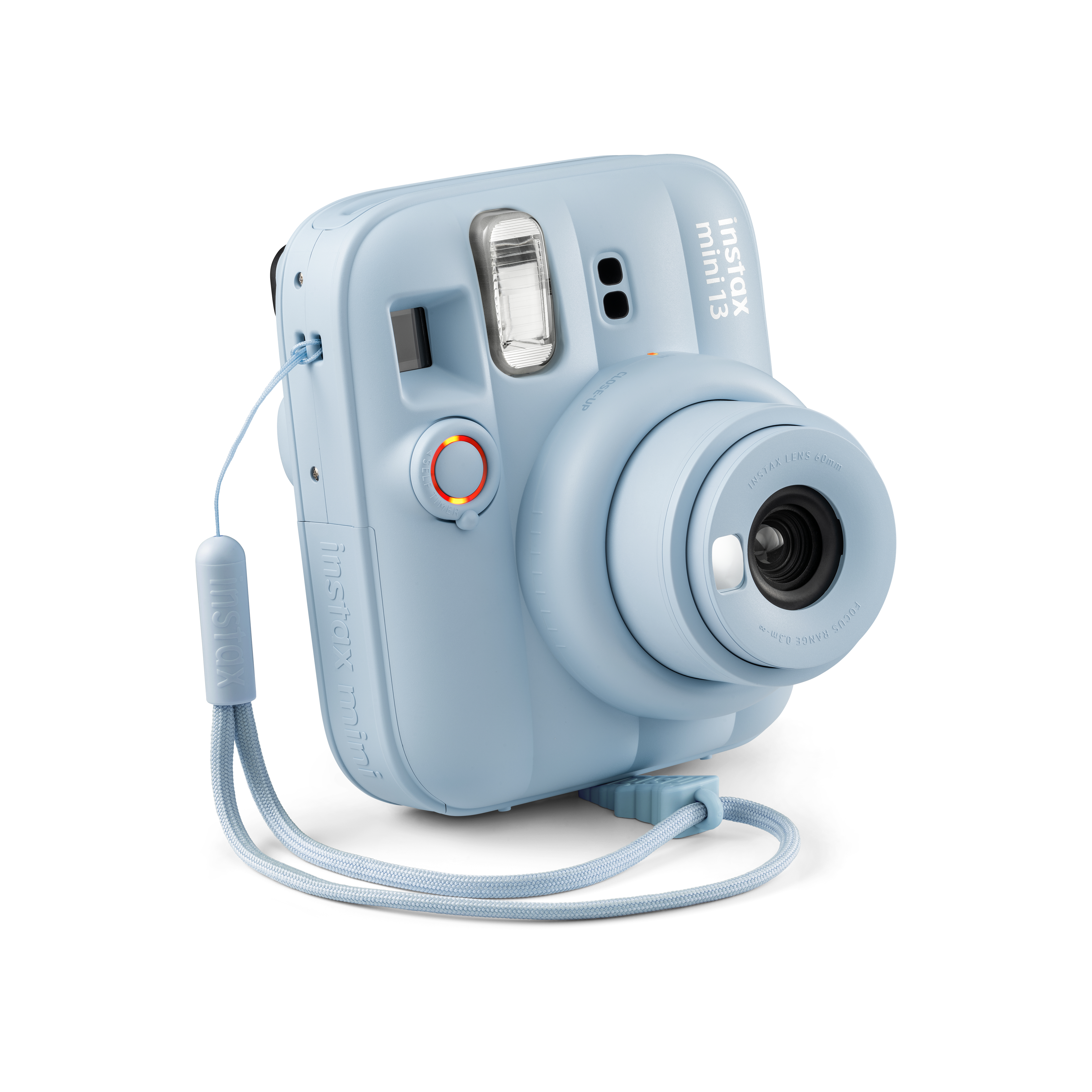Eine hellblaue Instax Mini Sofortbildkamera mit passendem Tragegurt auf weißem Hintergrund.