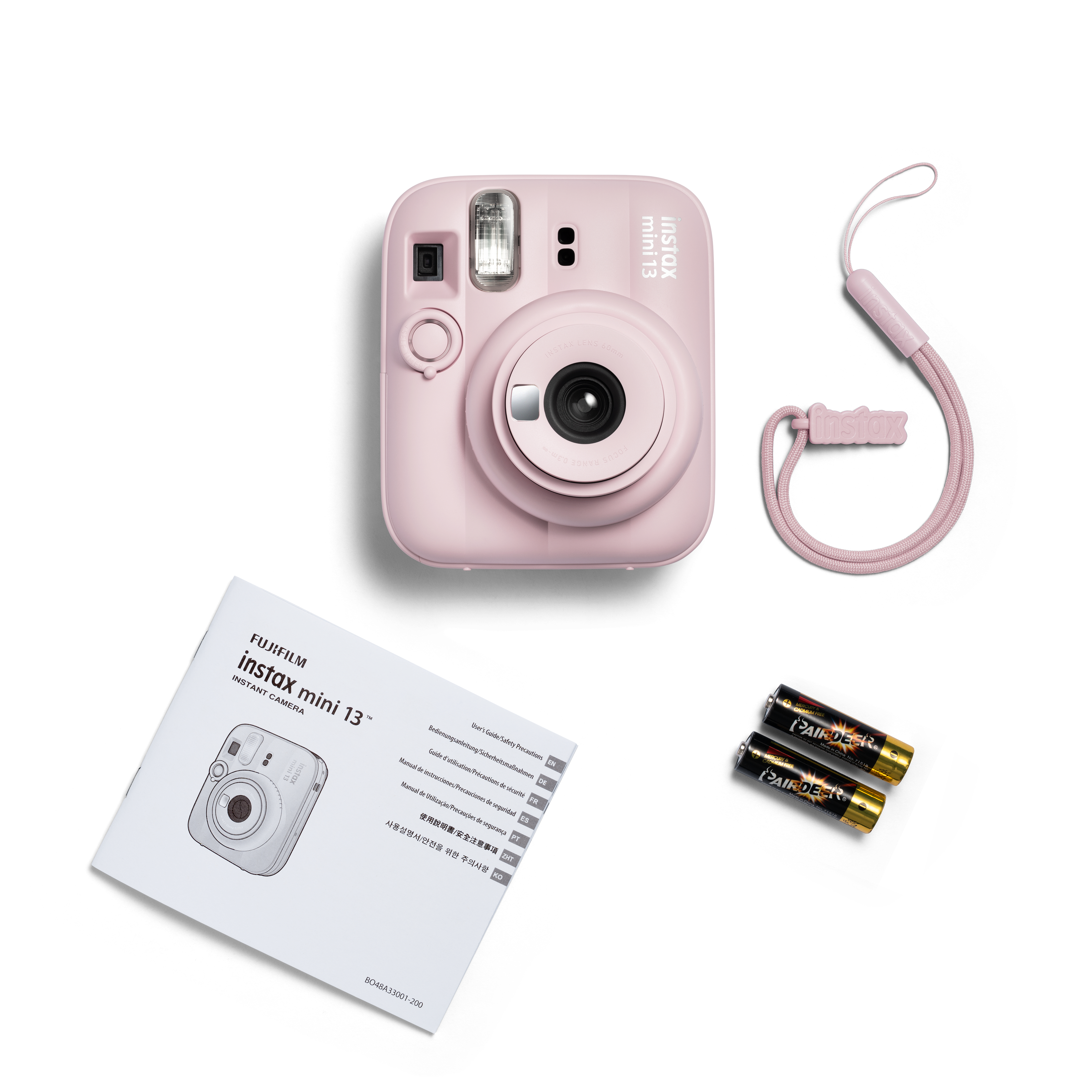 Rosa Fujifilm Instax Mini 13 Sofortbildkamera mit Handgelenkschlaufe, Anleitung und zwei Batterien auf weißem Hintergrund.