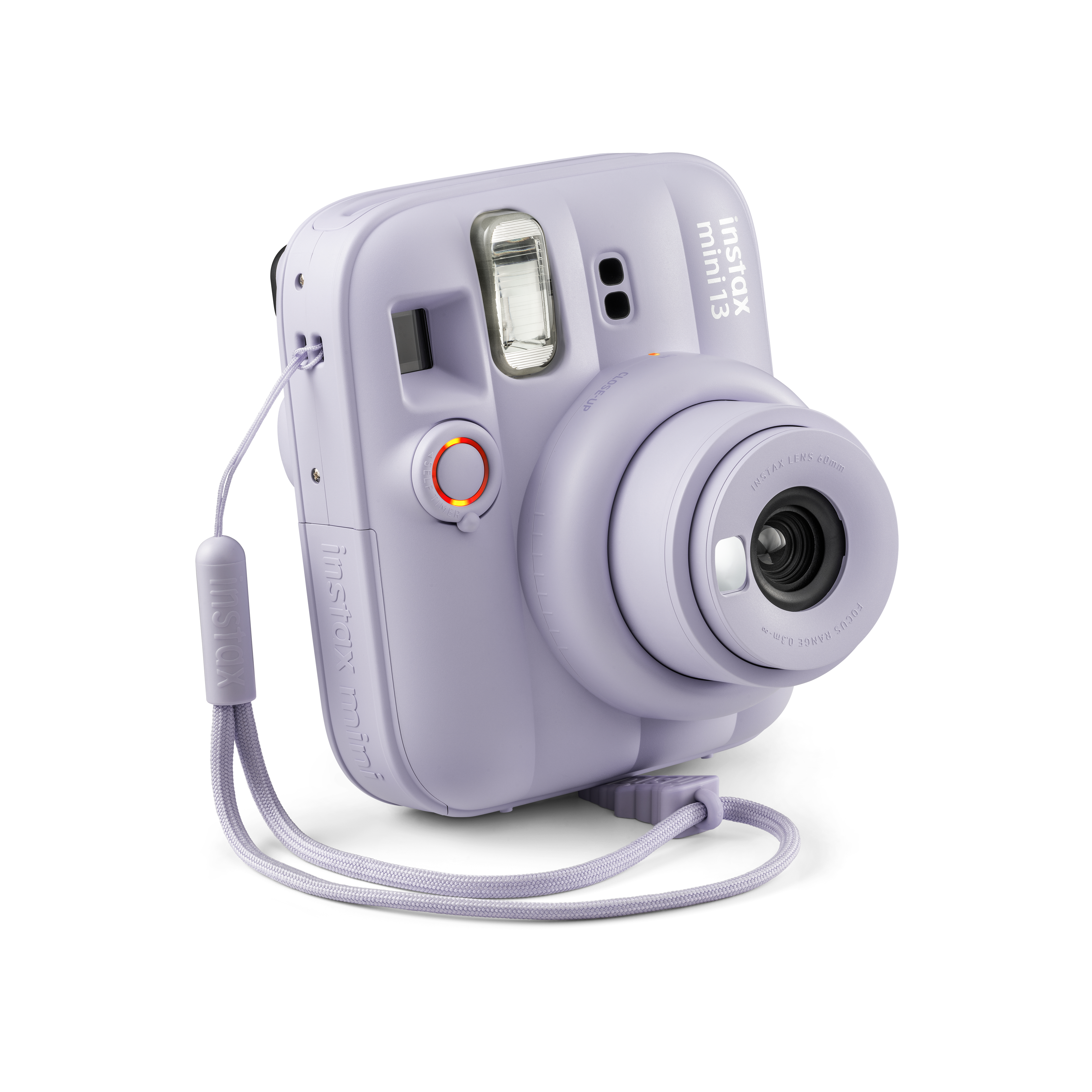 Eine hellviolette Instax Mini 13 Sofortbildkamera mit einem passenden Trageband auf weißem Hintergrund.