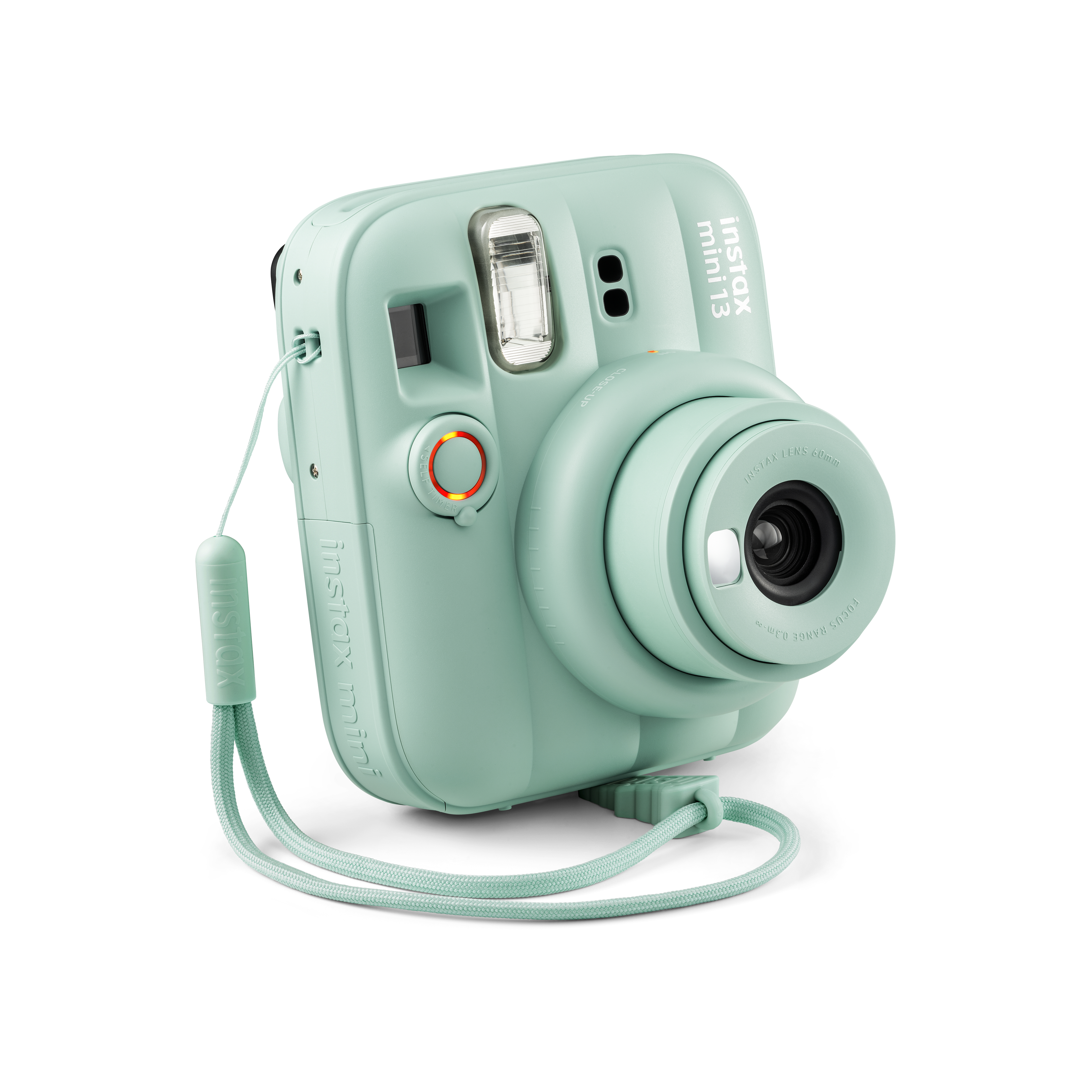 Mintgrüne Instax mini 13 Sofortbildkamera mit passendem Gurt, Objektiv und Blitz vor weißem Hintergrund.