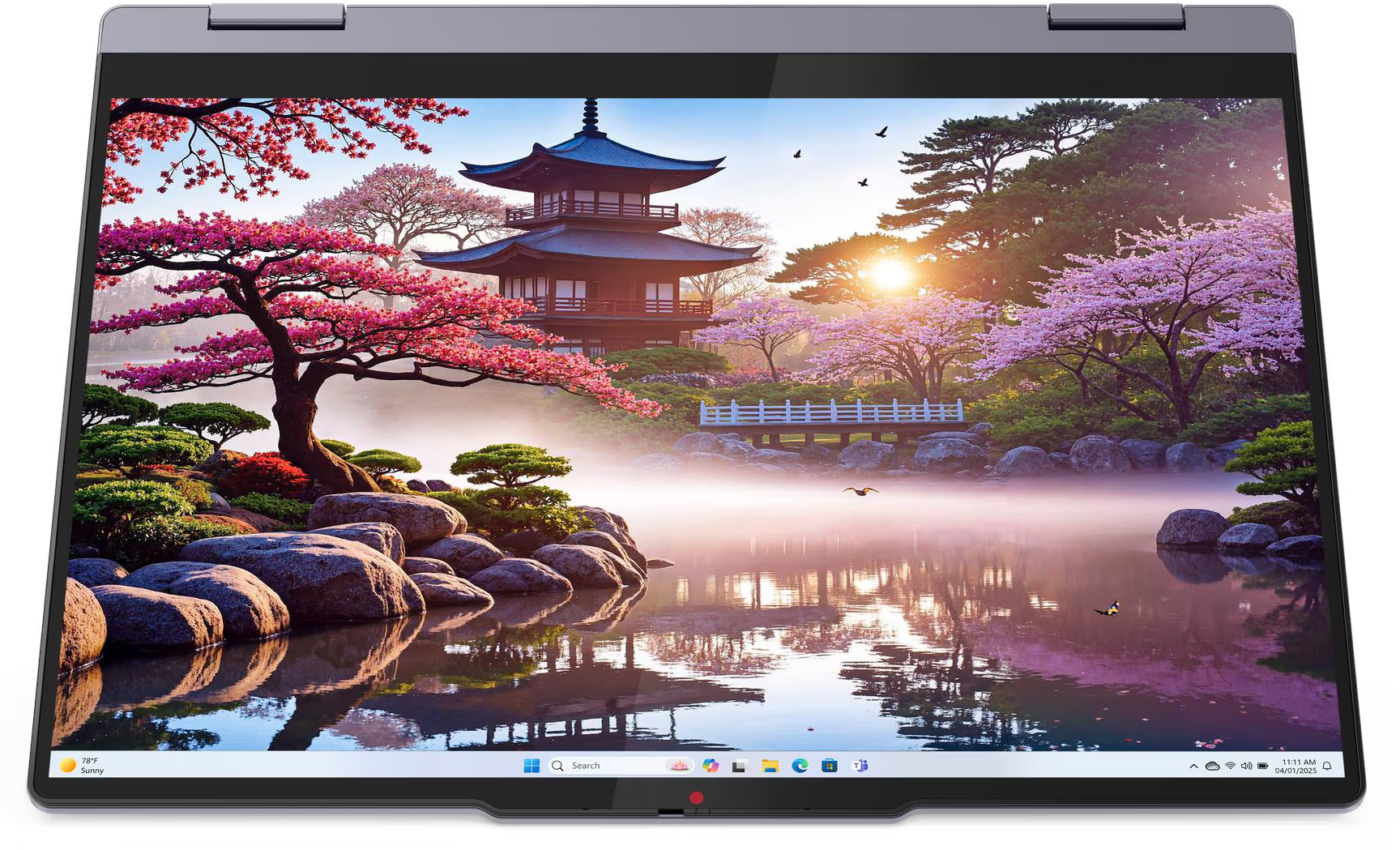 Laptop, képernyőjén egy japán kert háttérképpel, pagodával, virágzó cseresznyefákkal és egy tóval naplementekor.