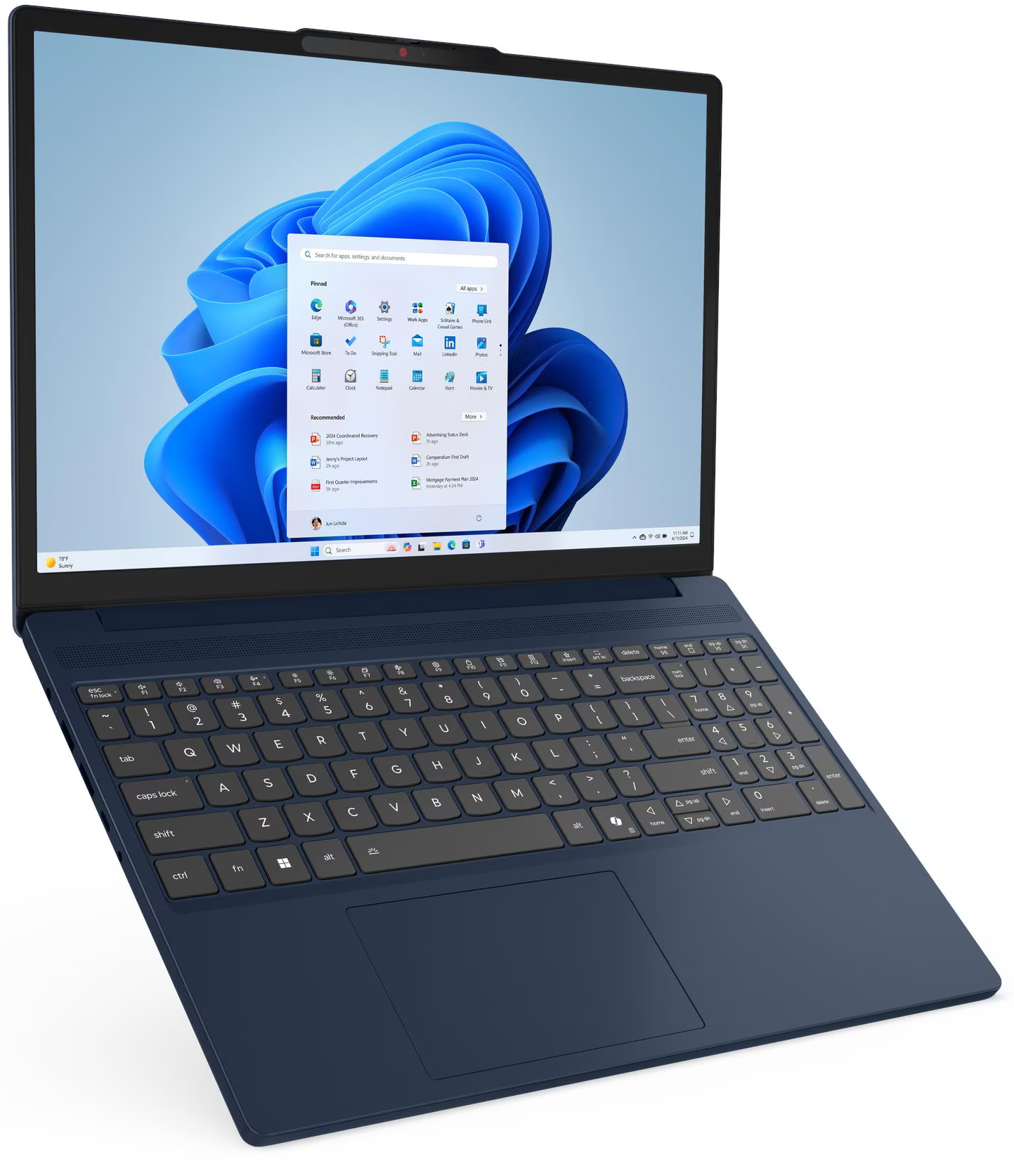 Sötétkék laptop, képernyőjén a Windows 11 Start menüjével.