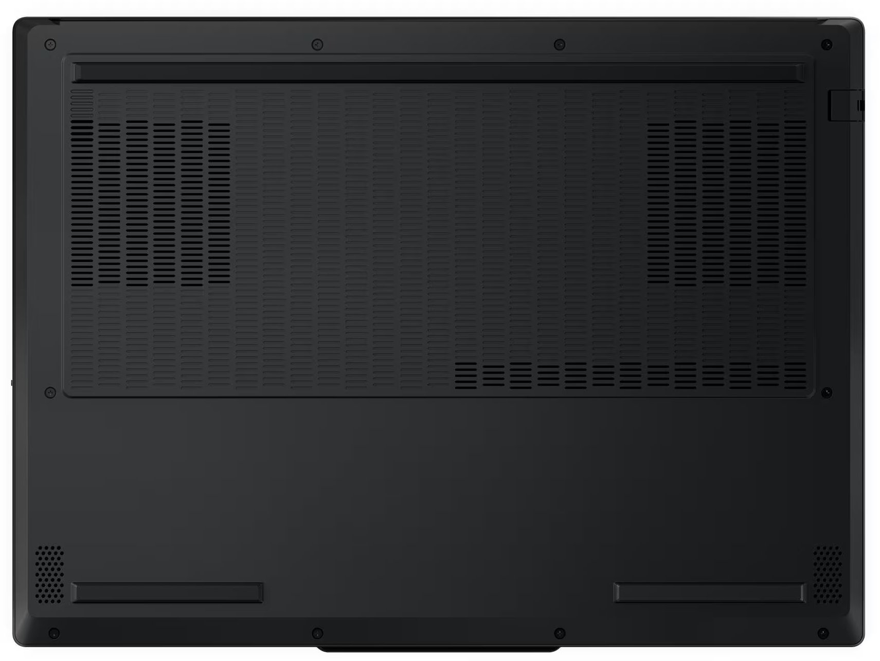 Egy fekete laptop alja szellőzőrácsokkal és négy sarokcsavarral.
