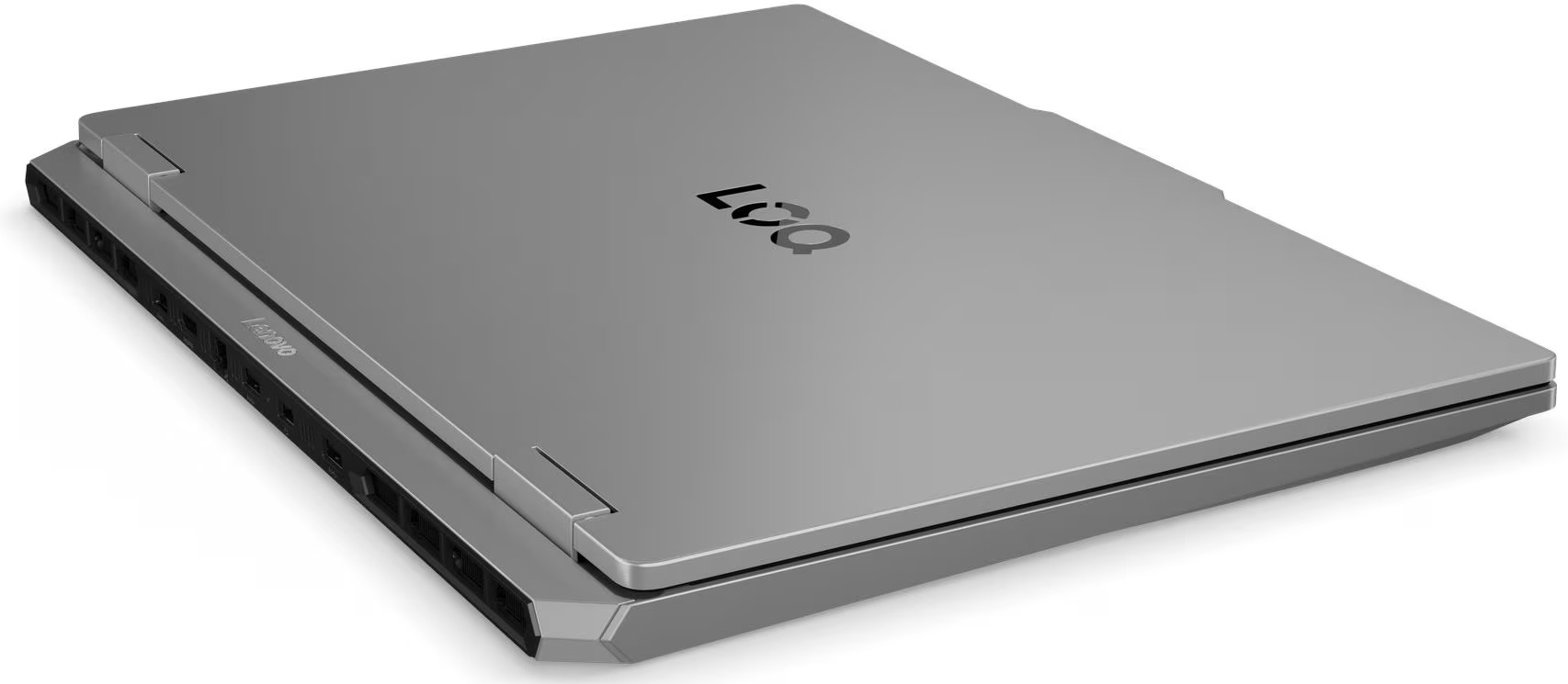 Egy zárt, szürke Lenovo LOQ laptop fehér háttéren, a bal oldali hátulsó csatlakozókra fókuszálva.