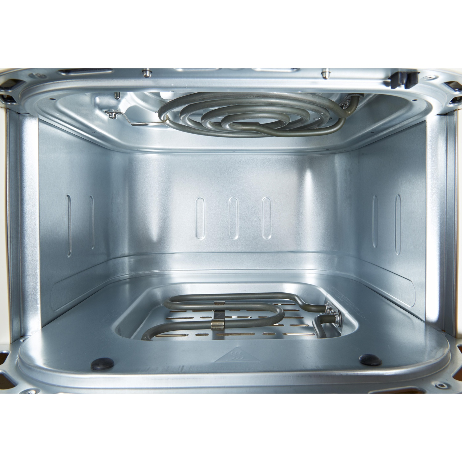 L'interno di un forno pulito in acciaio inossidabile con elementi riscaldanti.