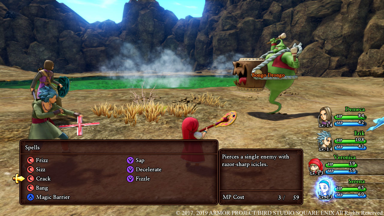 Scena di battaglia RPG con personaggi che combattono un mostro verde all'aperto e menu di incantesimi in basso.