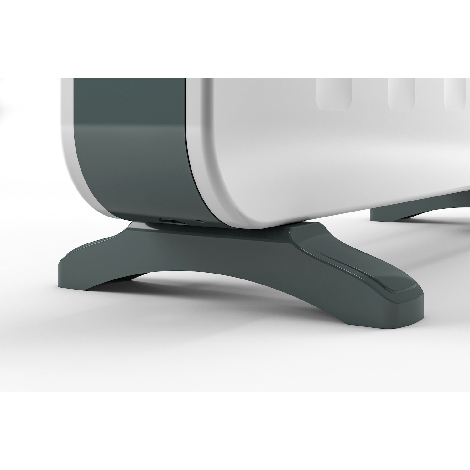 Un termosifone bianco e grigio poggia su piedini grigi curvi su sfondo bianco.